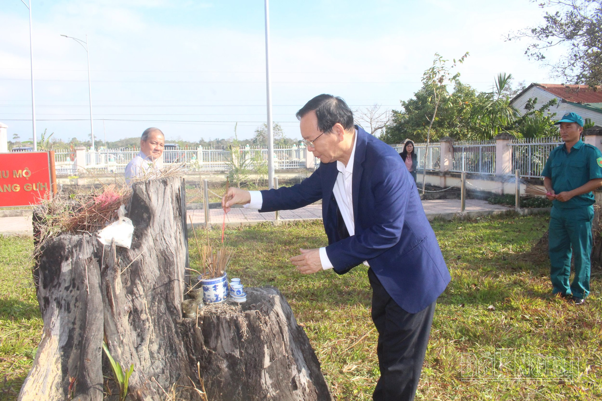 Đồng chí Ngô Thanh Danh, Bí thư Tỉnh ủy, Trưởng Đoàn ĐBQH tỉnh Đắk Nông dâng hương tại địa điểm Anh hùng N’Trang Gưh hi sinh trong khuôn viên Di tích địa điểm lưu niệm N’Trang Gưh, xã Buôn Choáh, huyện Krông Nô, Đắk Nông. Đây cũng là một trong những điểm đến thuộc CVĐC Đắk Nông