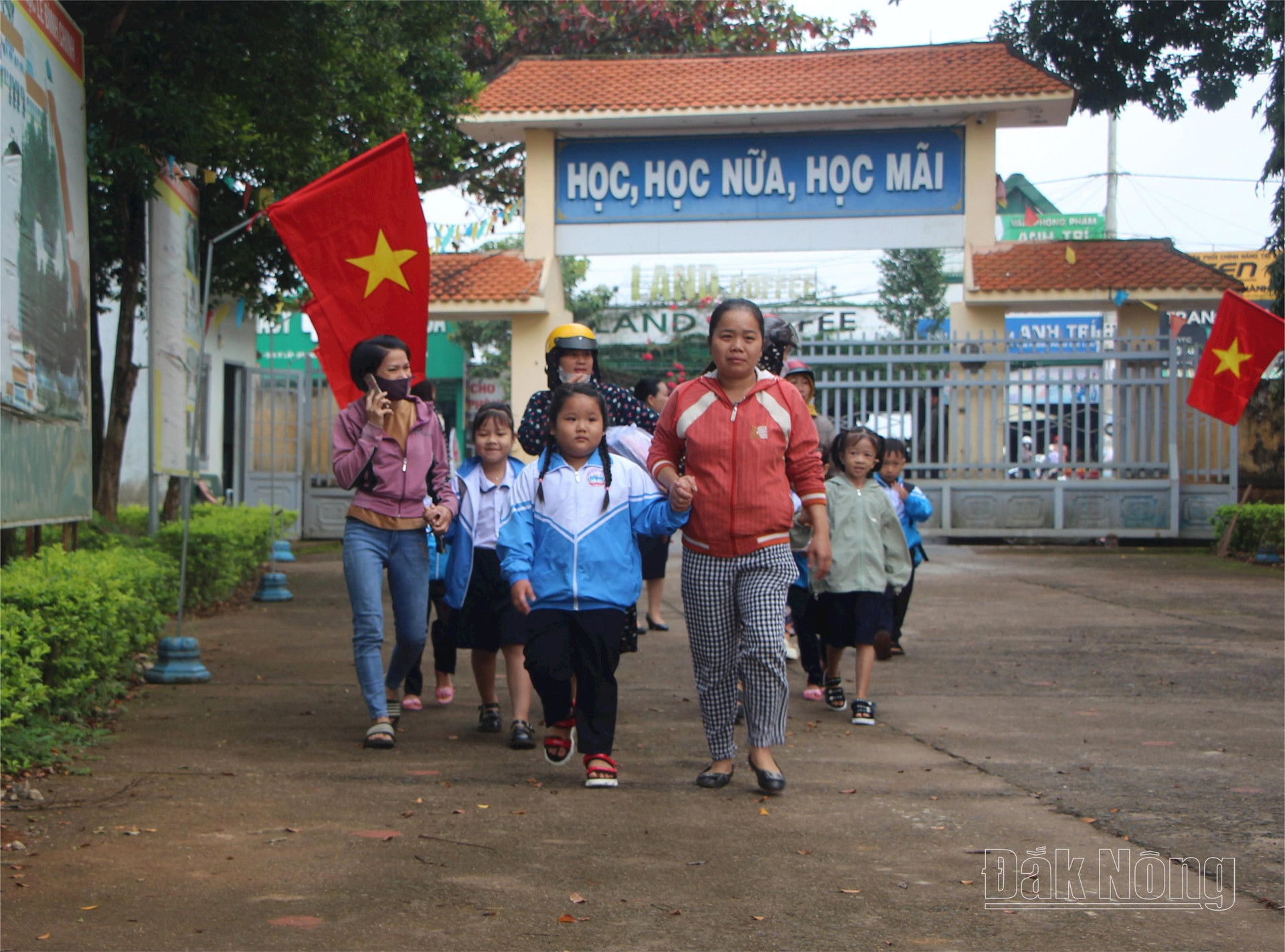 Từ sáng sớm, phụ huynh ở 7 huyện trên địa bàn tỉnh Đắk Nông đã đưa học sinh lớp 1 đến tựu trường