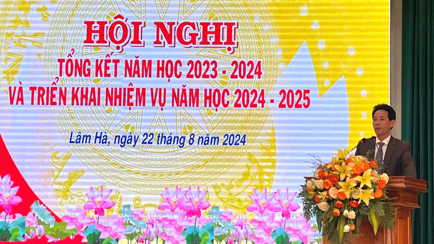 Đồng chí Trần Đức Minh - Phó Giám đốc Sở Giáo dục và Đào tạo tỉnh phát biểu tại hội nghị