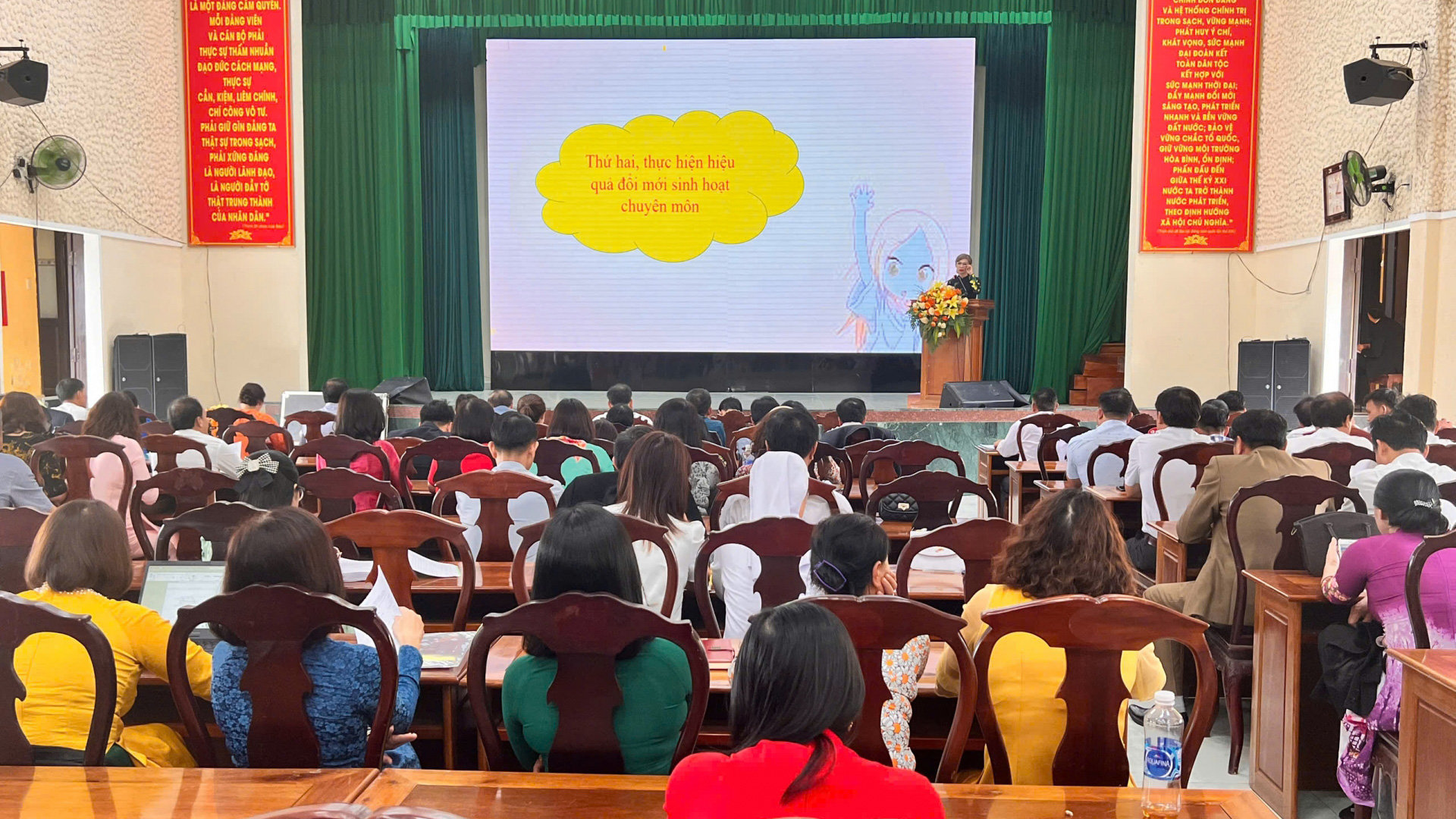 Hội nghị nghe tham luận của một số trường học