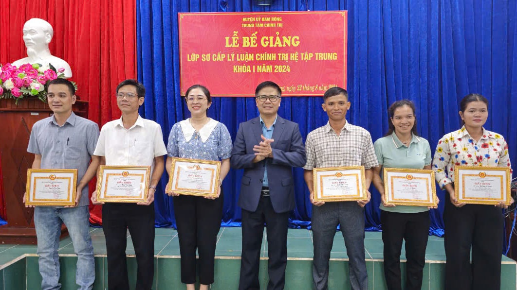 Đồng chí Trần Phú Vinh - Trưởng Ban Tuyên giáo Huyện ủy, Giám đốc Trung tâm chính trị huyện khen thưởng 6 học viên có thành tích xuất sắc trong học tập và hoạt động phong trào của lớp