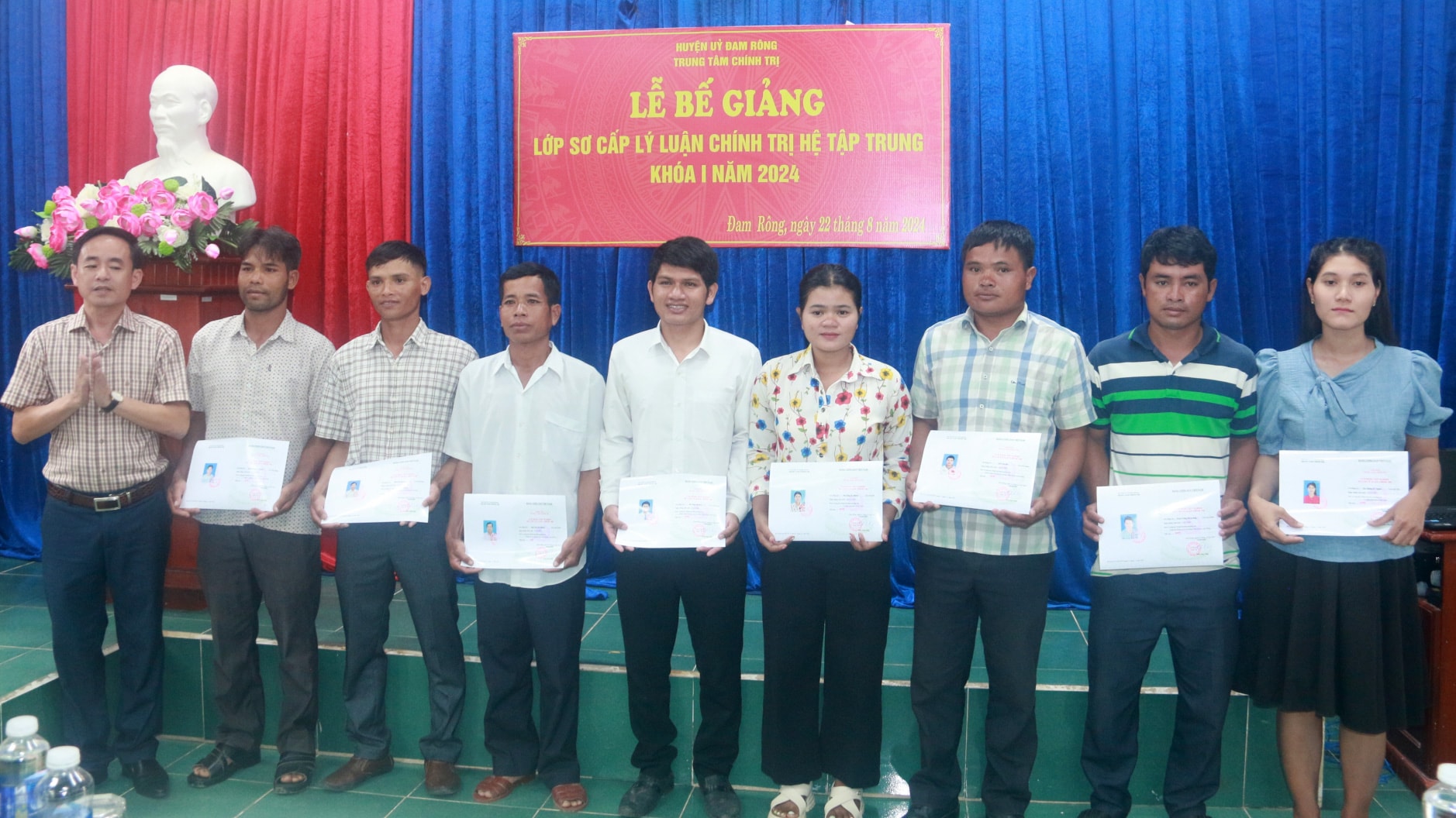 Đồng chí Nguyễn Hoàng Mai - Chánh Văn phòng Huyện ủy trao bằng tốt nghiệp cho các học viên