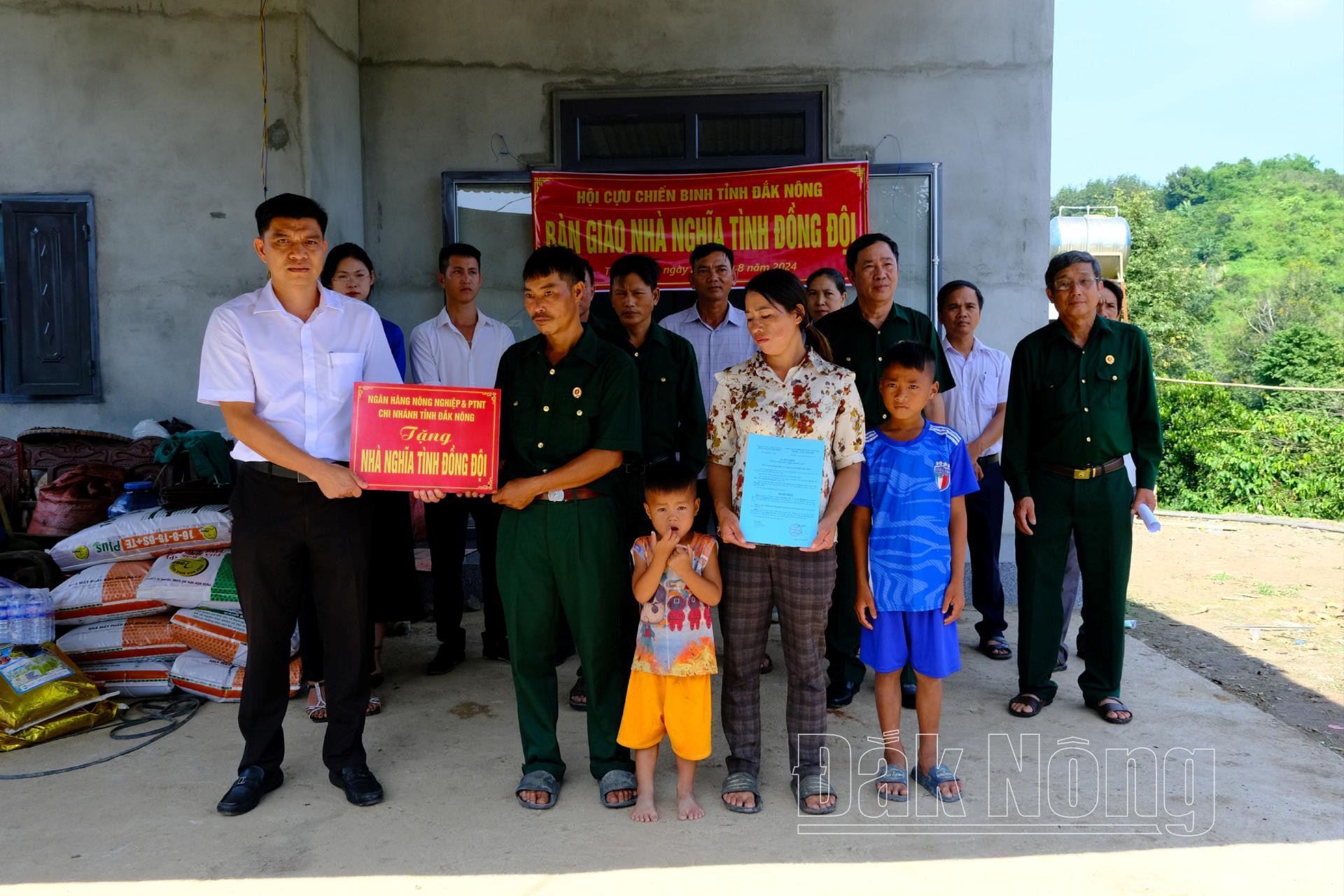 Đại diện nhà tài trợ trao tặng nhà “Nghĩa tình đồng đội” cho ông Đặng Tòn Siết, xã Tân Thành, huyện Krông Nô