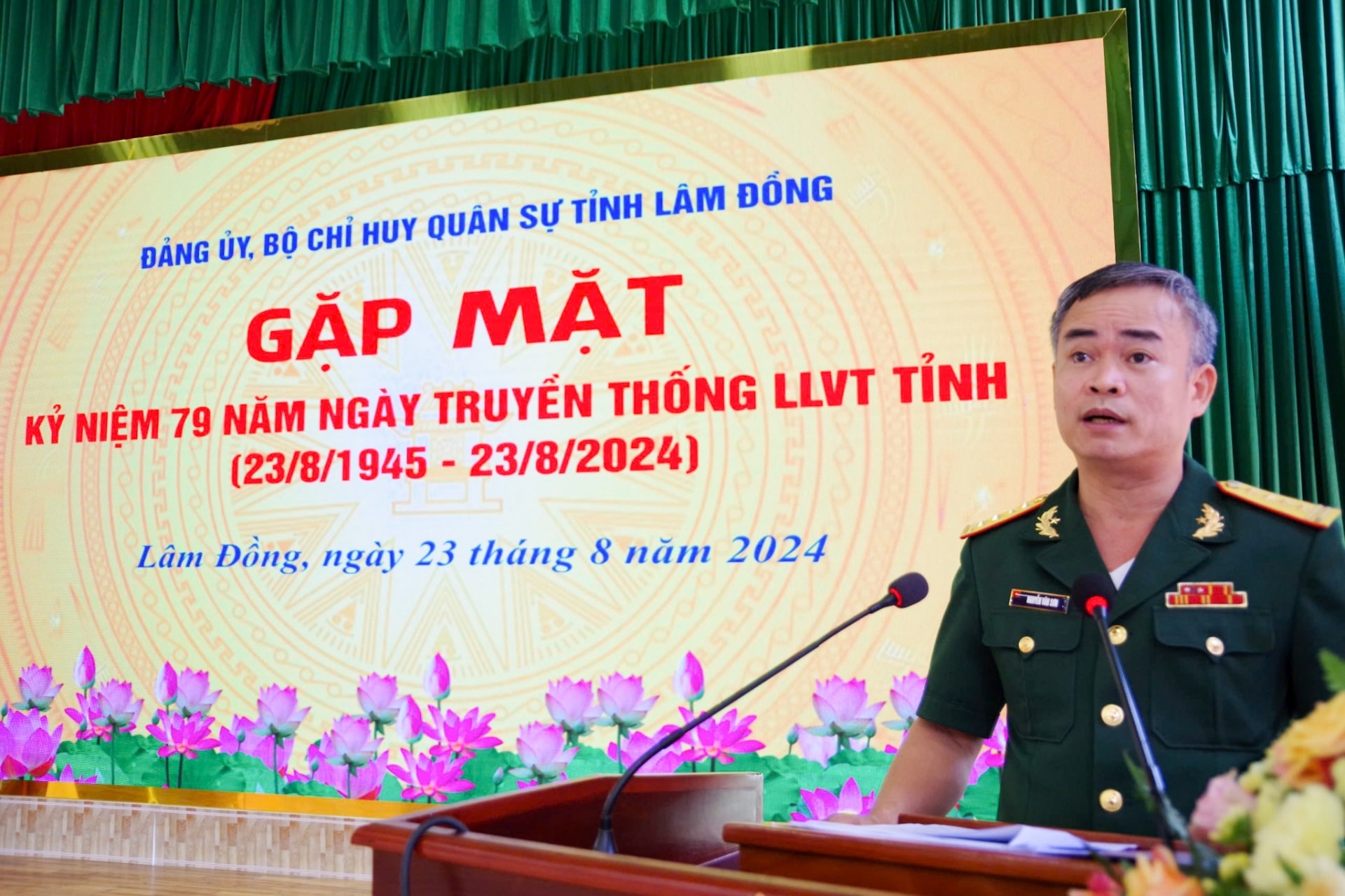 Đại tá Nguyễn Văn Sơn - Chính ủy Bộ CHQS tỉnh ôn lại truyền thống LLVT tỉnh