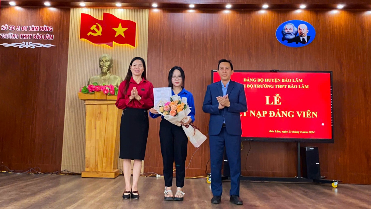 Em Nguyễn Bảo Trậm nhận quyết định kết nạp Đảng