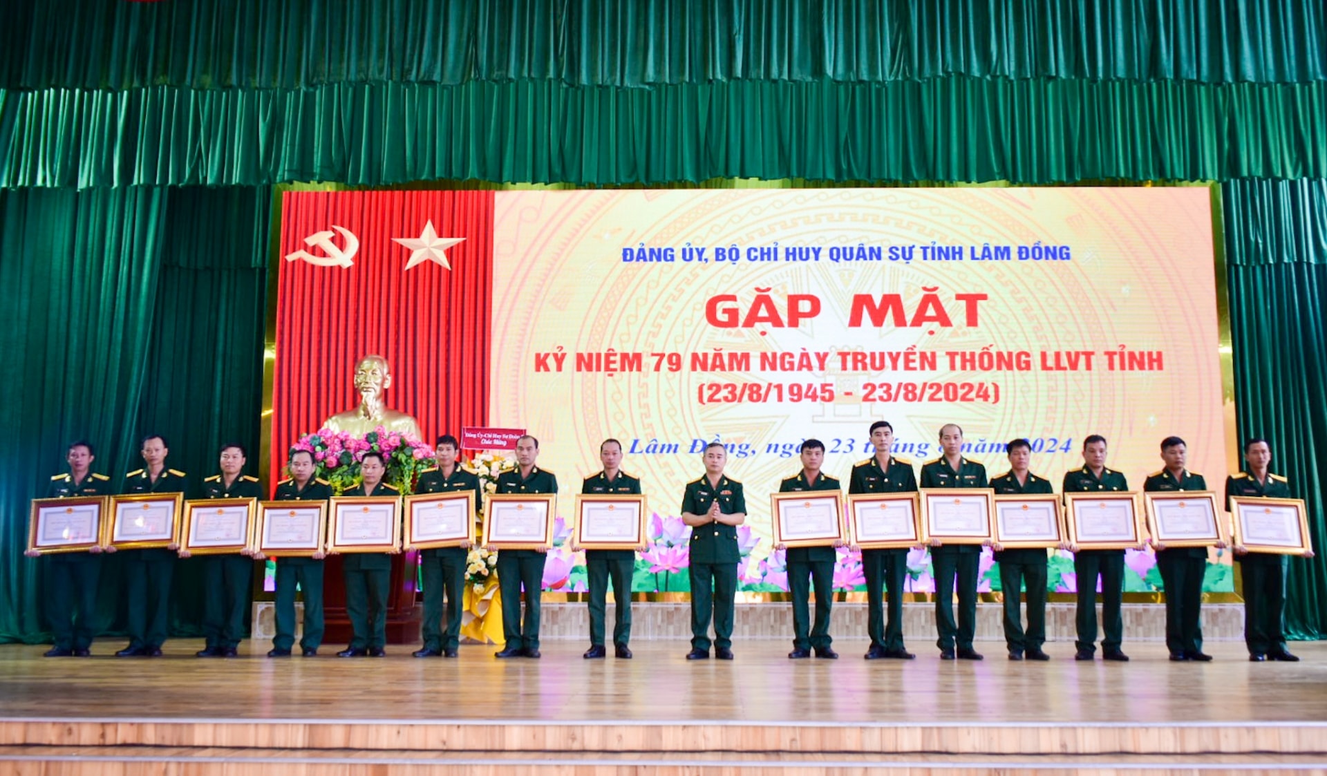 Đại tá Nguyễn Văn Sơn - Chính ủy Bộ CHQS tỉnh trao Huy chương chiến sĩ vẻ vang hạng Nhất cho cán bộ thuộc khối cơ quan Bộ Chỉ huy