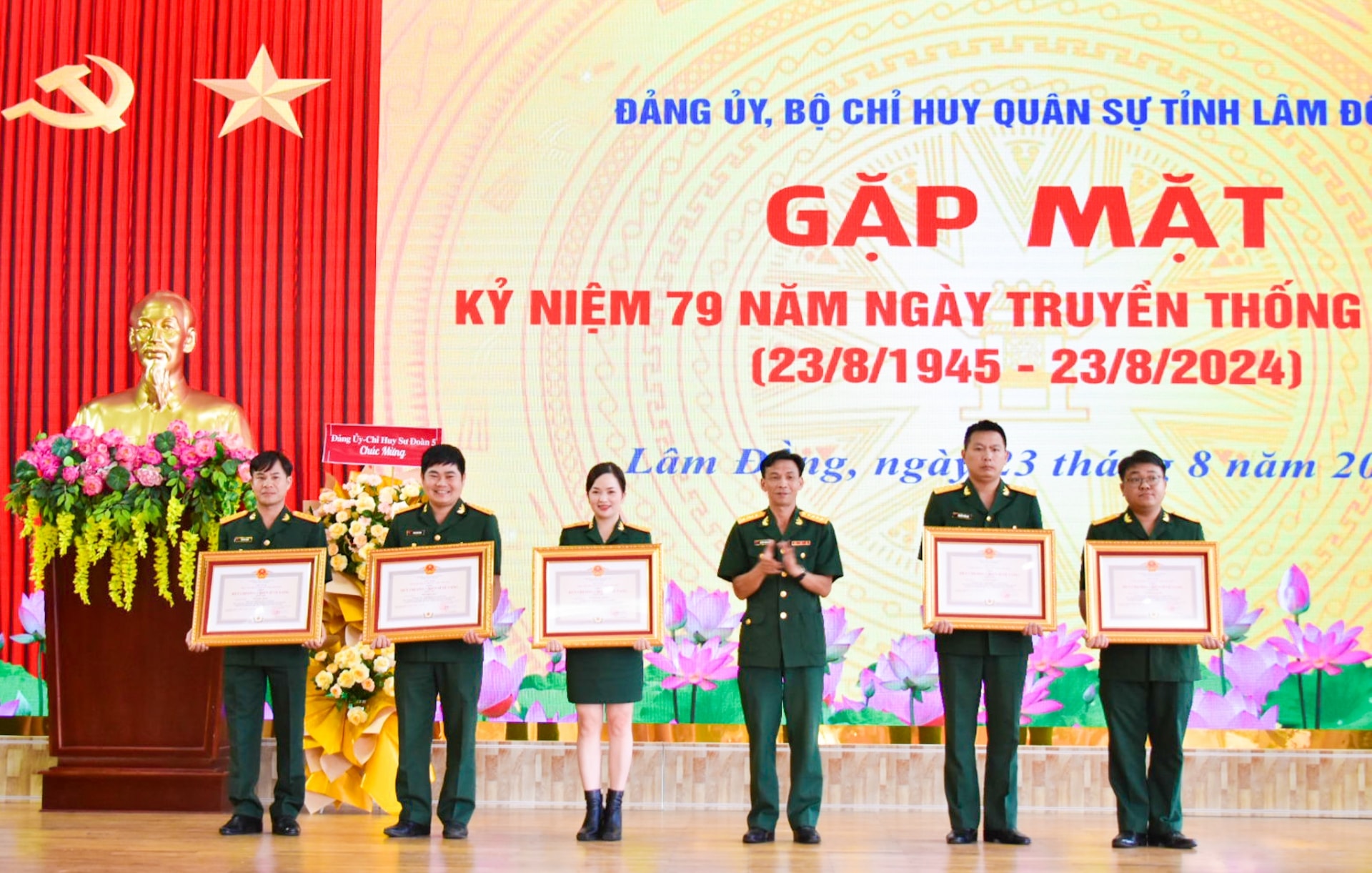 Đại tá Nguyễn Thanh Quảng - Phó Chính ủy Bộ CHQS tỉnh trao Huy chương chiến sĩ vẻ vang hạng Nhì cho cán bộ thuộc khối cơ quan Bộ Chỉ huy