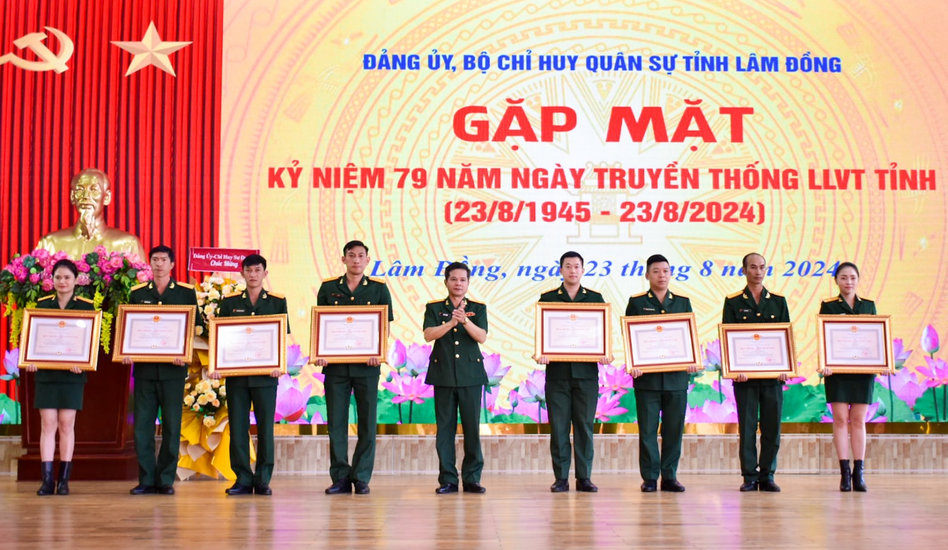 Đại tá Lê Anh Vương - Phó Chỉ huy trưởng Bộ CHQS tỉnh trao Huy chương chiến sĩ vẻ vang hạng Ba cho cán bộ thuộc khối cơ quan Bộ Chỉ huy