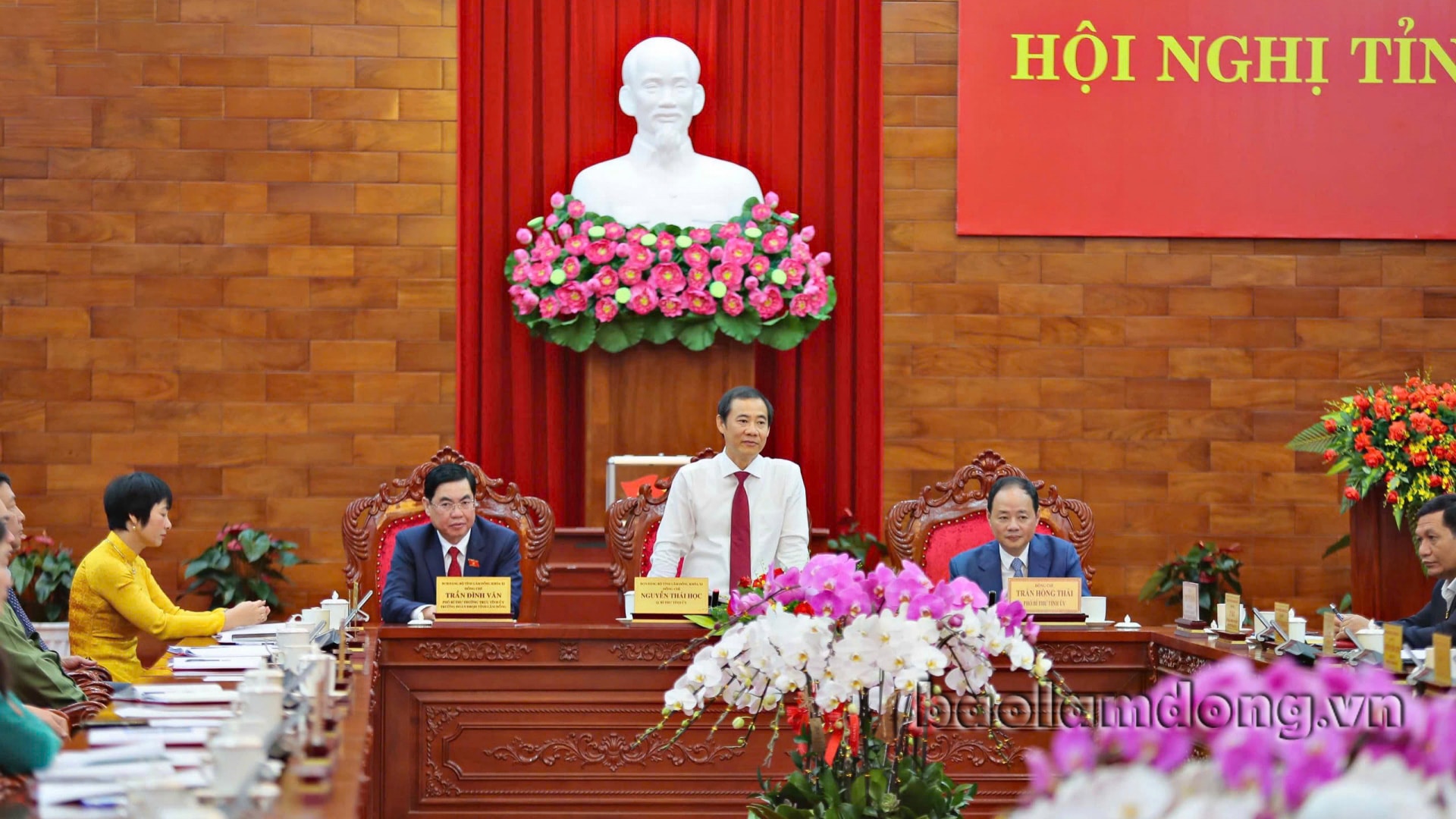 Quyền Bí thư Tỉnh ủy Nguyễn Thái Học phát biểu tại Hội nghị