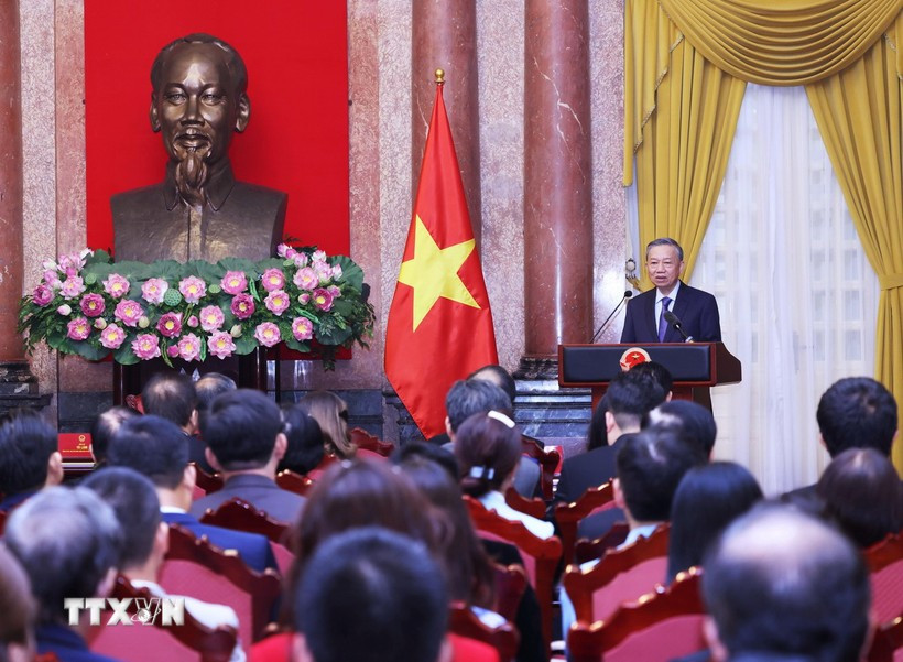 Tổng Bí thư, Chủ tịch nước Tô Lâm gặp gỡ Đoàn đại biểu HHDNNVV Việt Nam tại Phủ Chủ tịch