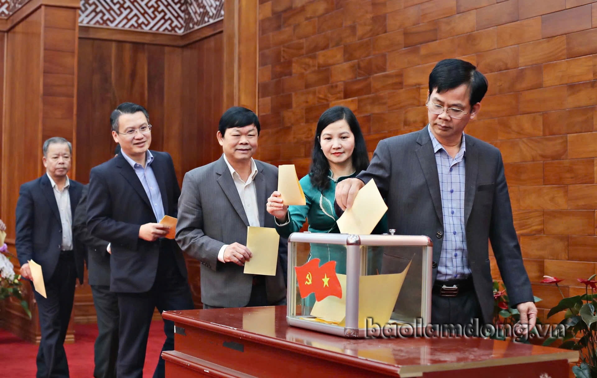 Các đại biểu bỏ phiếu bầu các chức danh Phó Bí thư Tỉnh ủy, Ủy viên Ủy ban Kiểm tra, Chủ nhiệm Ủy ban Kiểm tra Tỉnh ủy, nhiệm kỳ 2020 - 2025