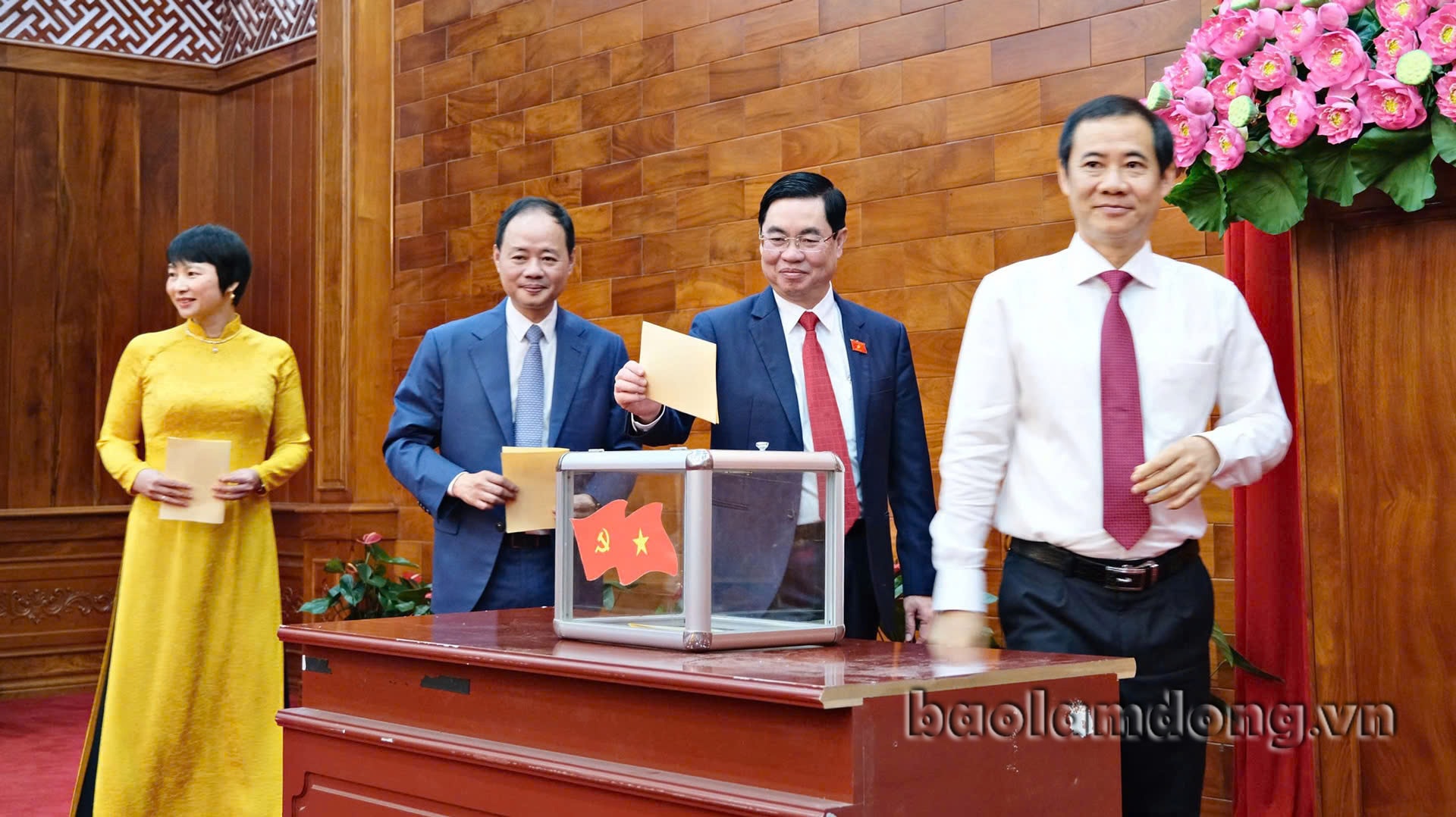 Các đại biểu bỏ phiếu bầu các chức danh Phó Bí thư Tỉnh ủy, Ủy viên Ủy ban Kiểm tra, Chủ nhiệm Ủy ban Kiểm tra Tỉnh ủy, nhiệm kỳ 2020 - 2025