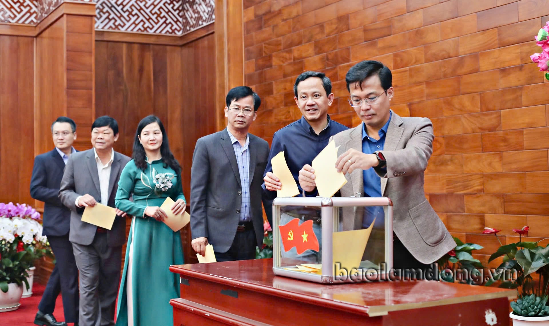 Các đại biểu bỏ phiếu bầu các chức danh Phó Bí thư Tỉnh ủy, Ủy viên Ủy ban Kiểm tra, Chủ nhiệm Ủy ban Kiểm tra Tỉnh ủy, nhiệm kỳ 2020 - 2025