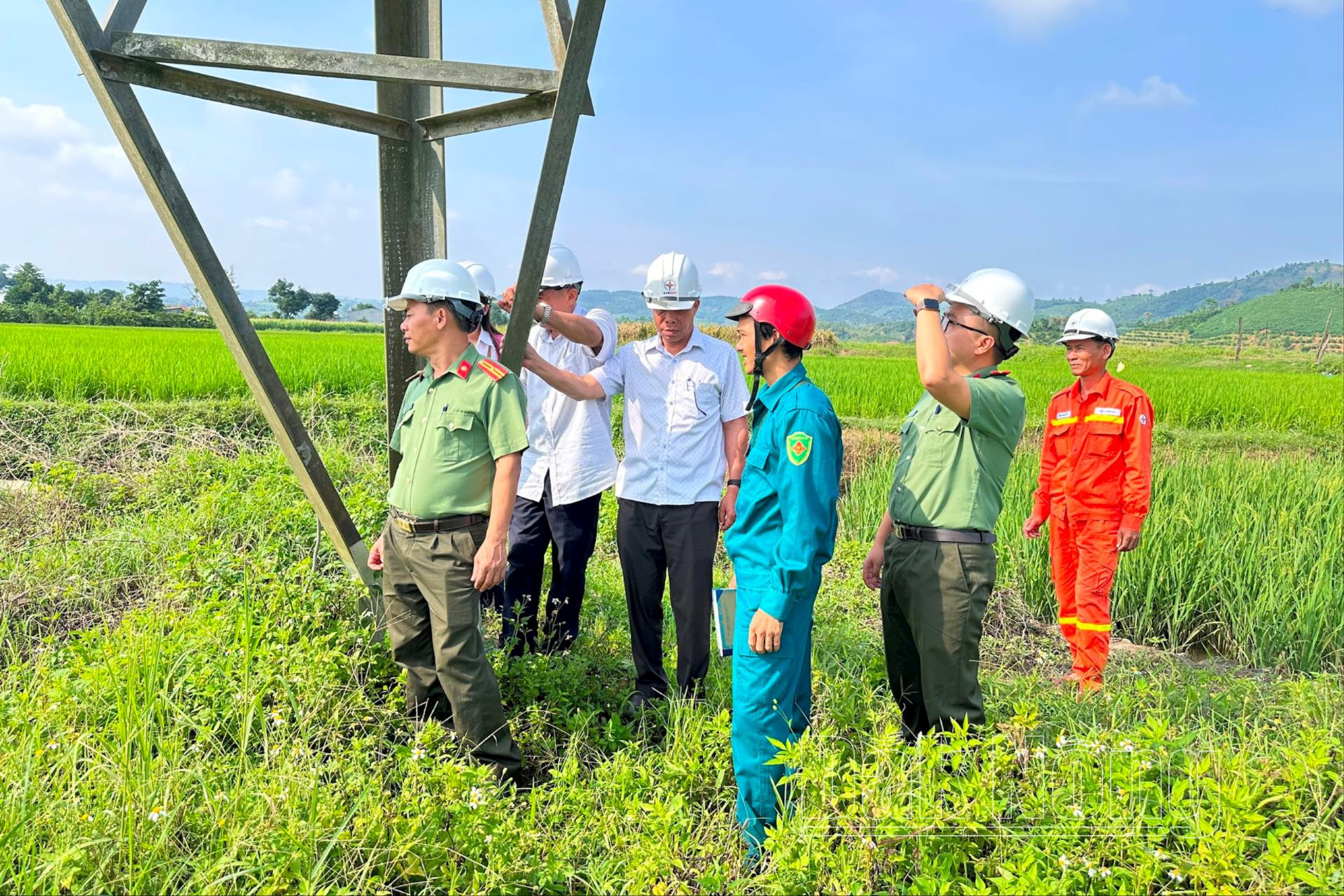 vt-tru-2824-duong-day-500kv-pleiku-dak-nong-thuoc-ubnd-xa-duc-xuyen(1).jpg