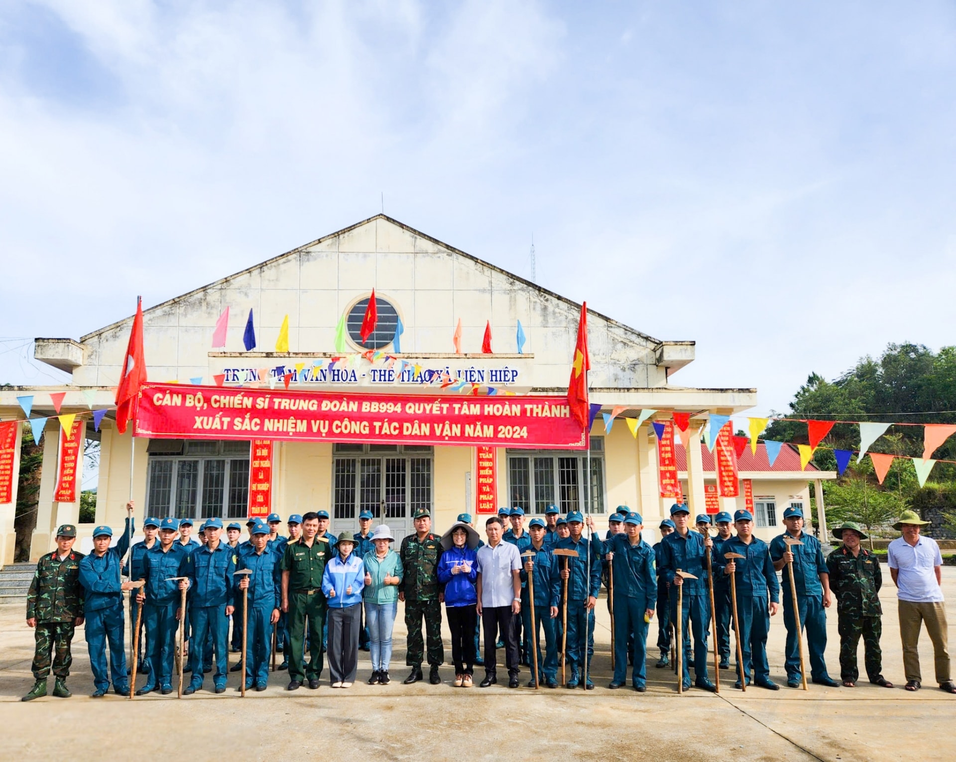 Cán bộ, chiến sĩ Trung đoàn cùng chính quyền địa phương ra quân làm dân vận