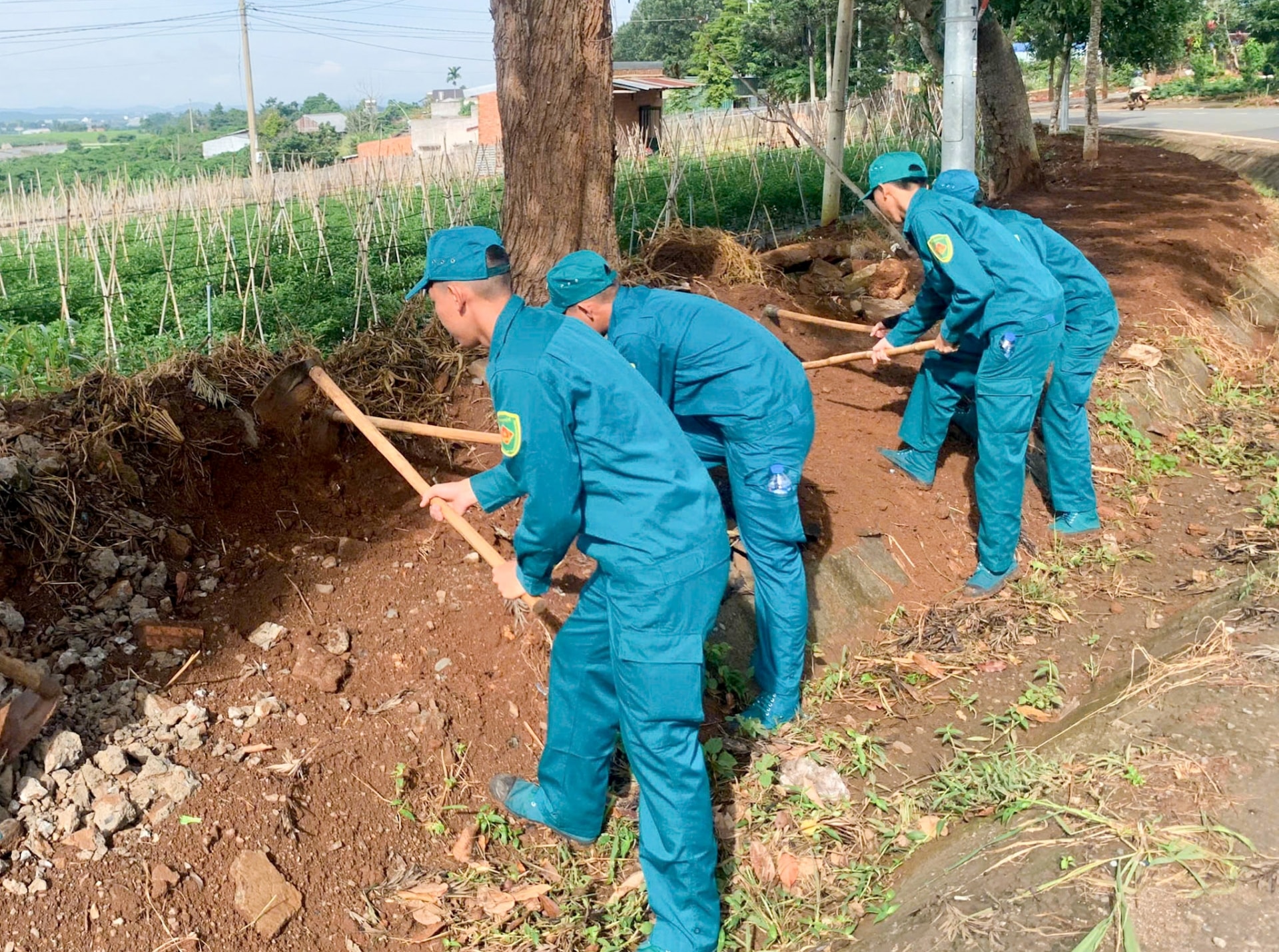 Chiến sĩ Trung đoàn Bộ binh 994 tham gia san lấp và cải tạo đất vỉa hèn dọc Quốc lộ 27