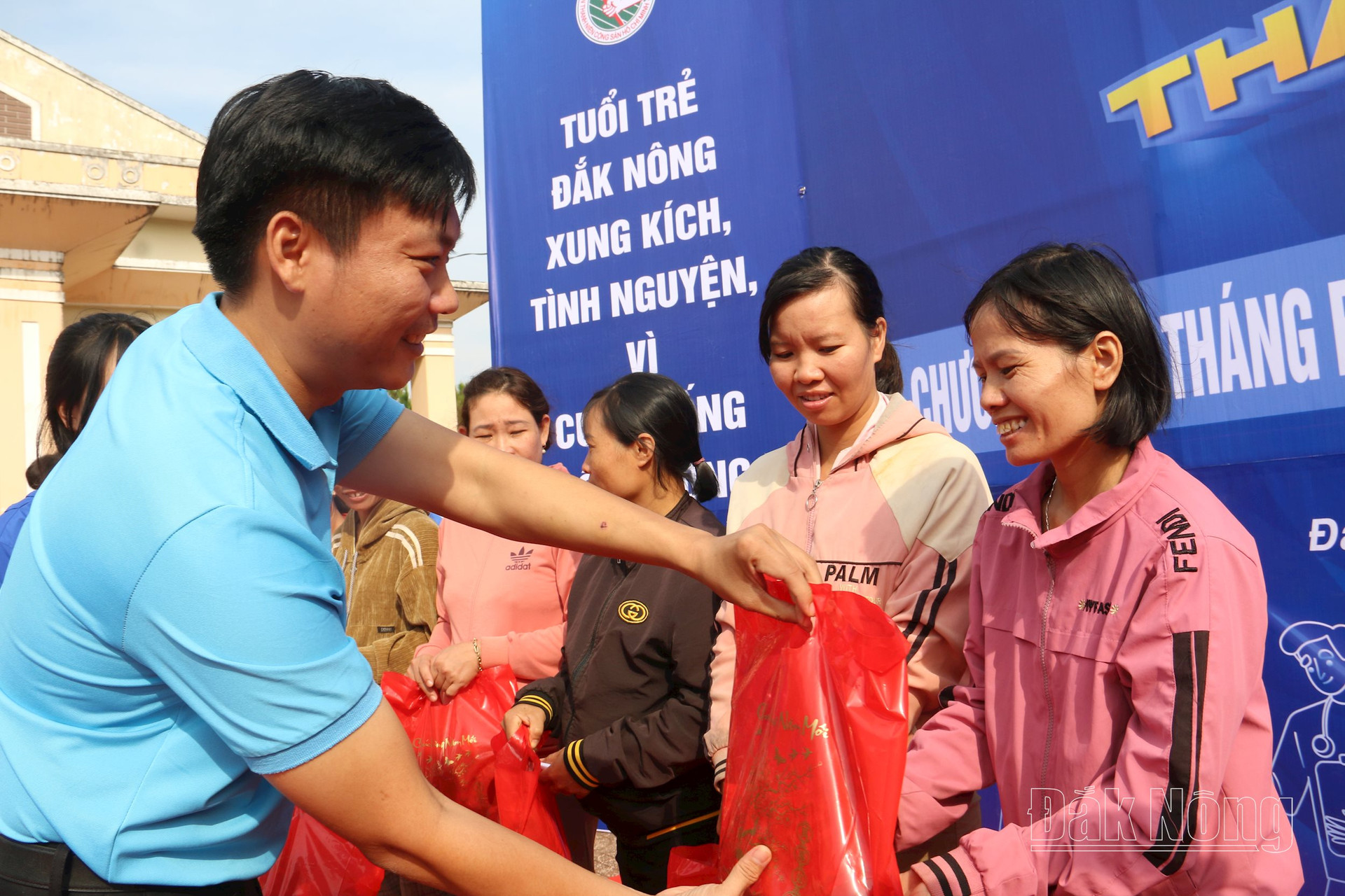 Hội LHTN Việt Nam tỉnh Đắk Nông tặng quà cho người dân khó khăn của huyện Tuy Đức