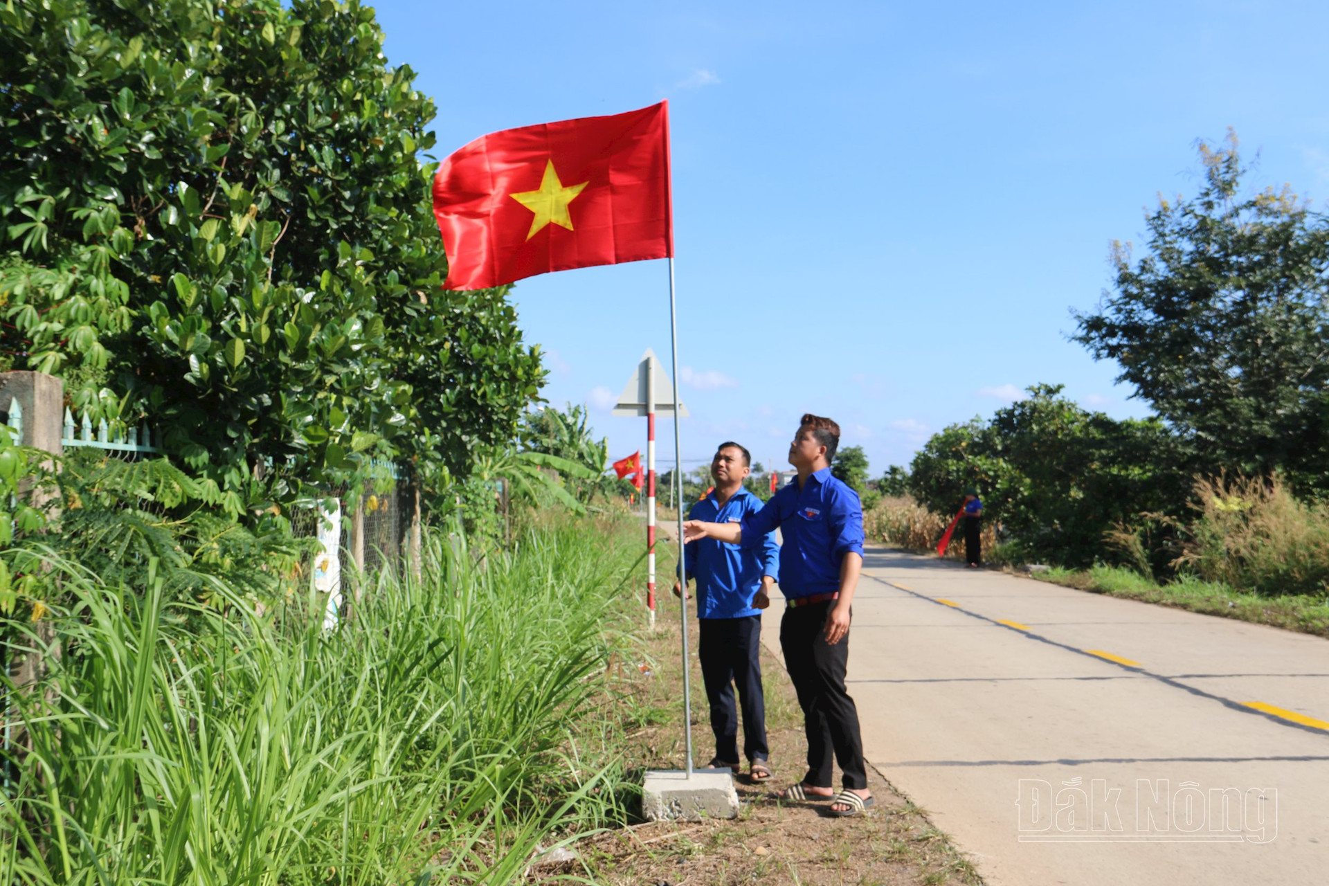 Đoàn viên, thanh niên huyện Cư Jút thực hiện công trình 