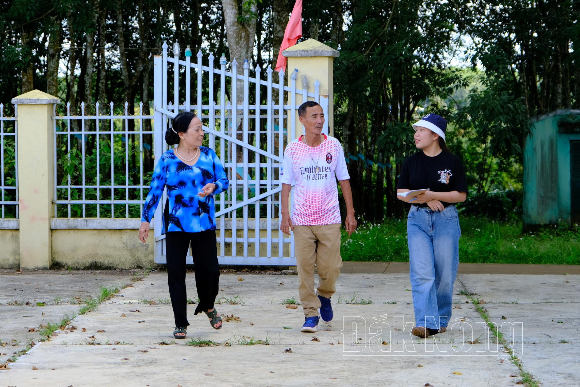 CCB Phạm Thị Hòa (thứ nhất từ trái qua), thôn 6, xã Hưng Bình, huyện Đắk R’lấp đã hiến 150m² của gia đình để cùng với địa phương làm nhà văn hóa thôn