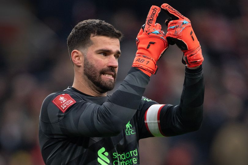 Rõ thông tin Alisson Becker rời Liverpool