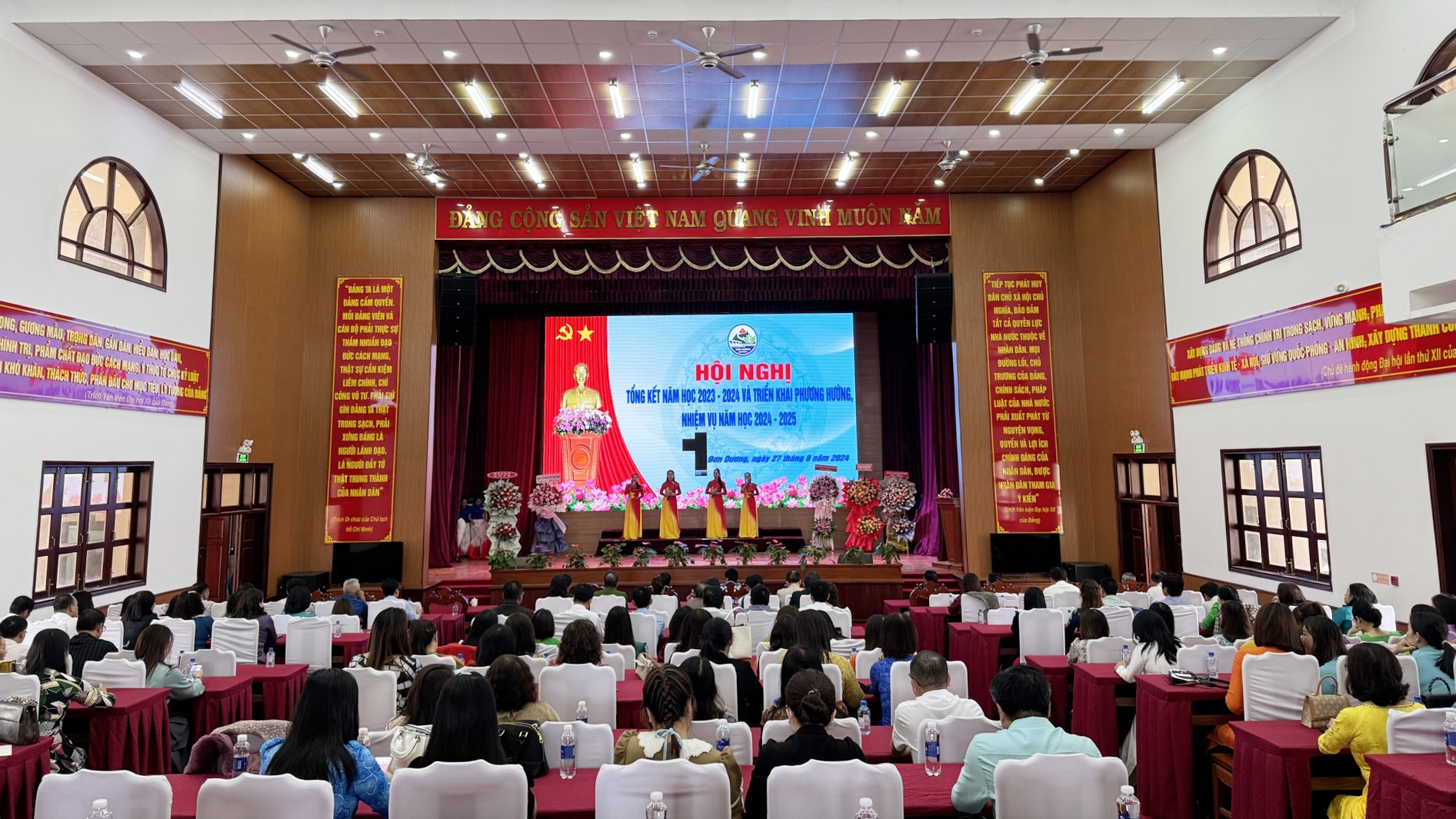 Quang cảnh hội nghị