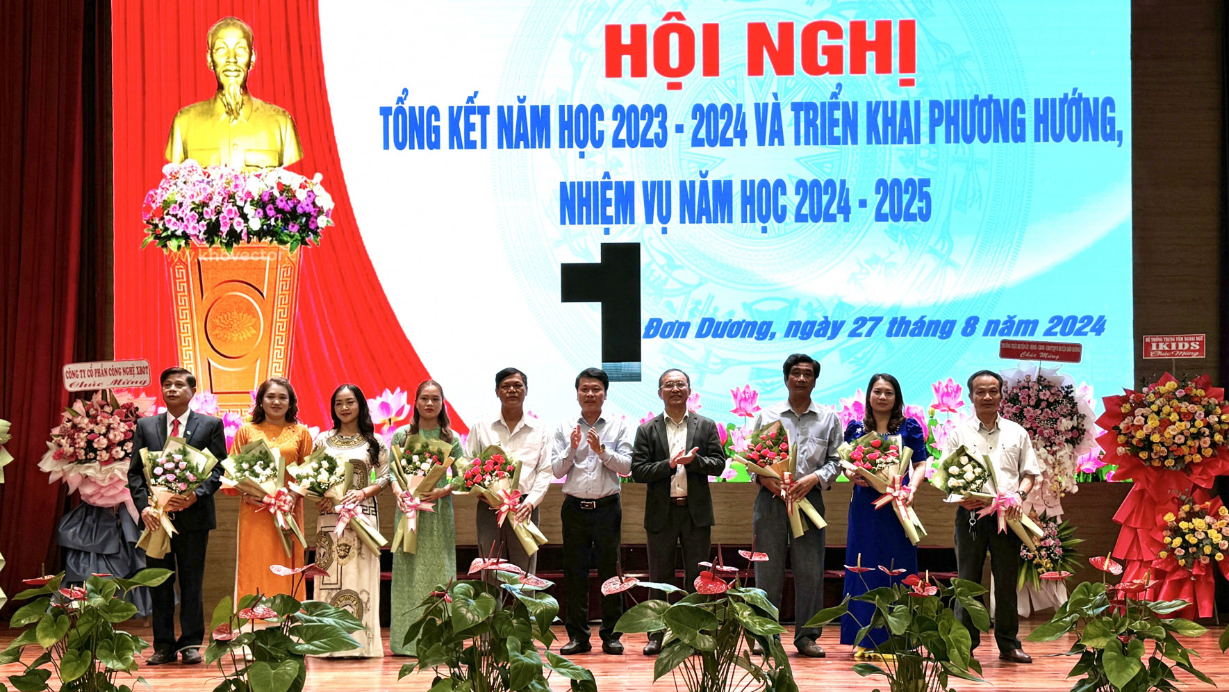 Phó Chủ tịch UBND huyện Đơn Dương Trần Hùng Dũng tặng hoa cho các cán bộ giáo viên