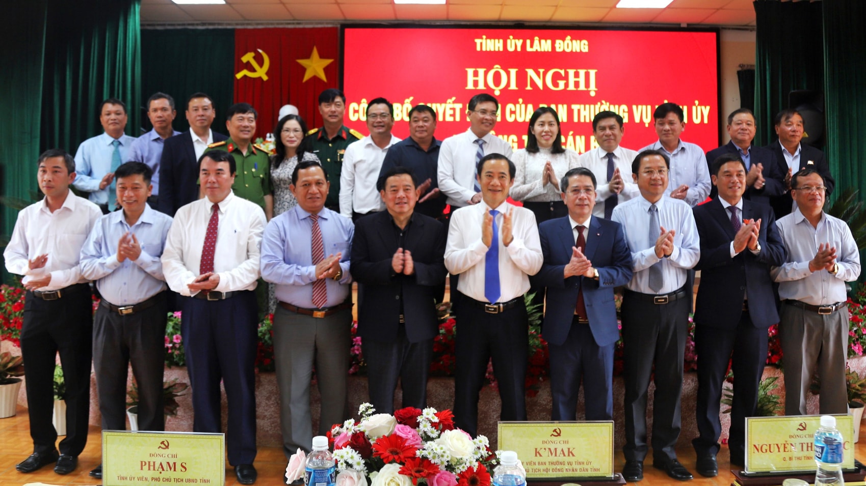 Quyền Bí thư Tỉnh ủy Lâm Đồng Nguyễn Thái Học cùng các đồng chí lãnh đạo tỉnh chụp hình lưu niệm với Ban Thường vụ Thành ủy Bảo Lộc