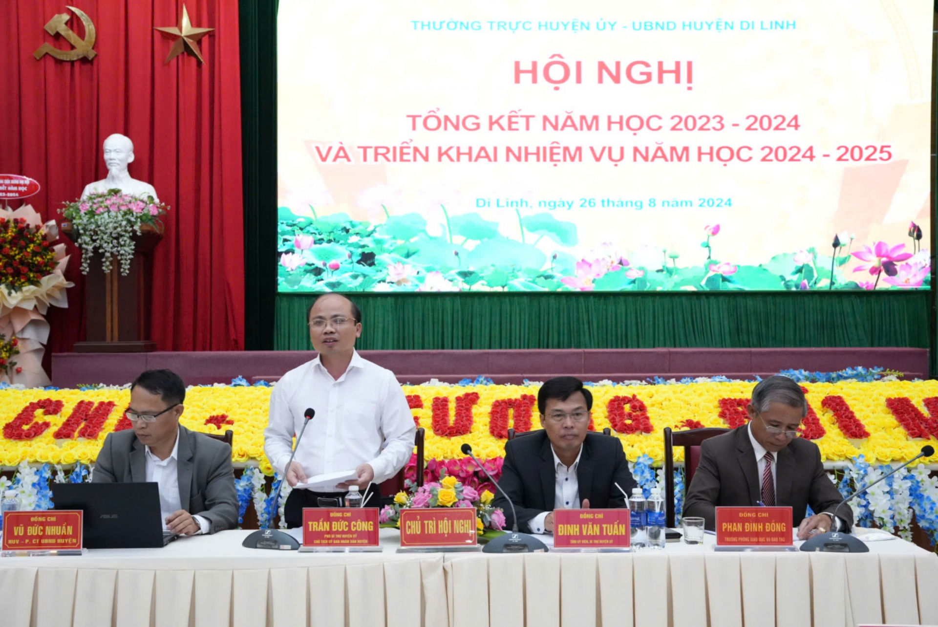 Các đồng chí chủ trì Hội nghị