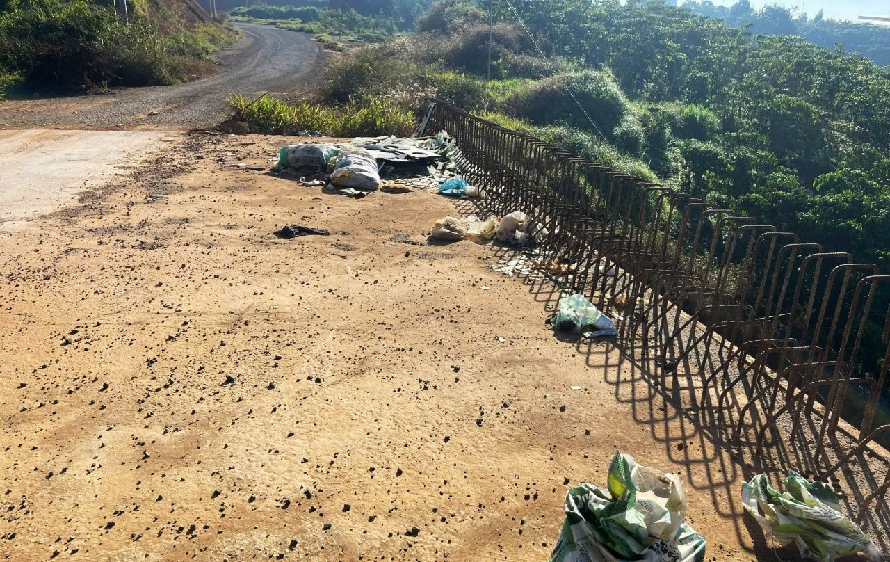 Trước đó, vào tháng 3/2023, tại một cây cầu chưa có lan can trên tuyến đường này cũng xảy ra vụ tai nạn làm xe ô tô rớt xuống vực sâu làm 2 ông cháu tử vong