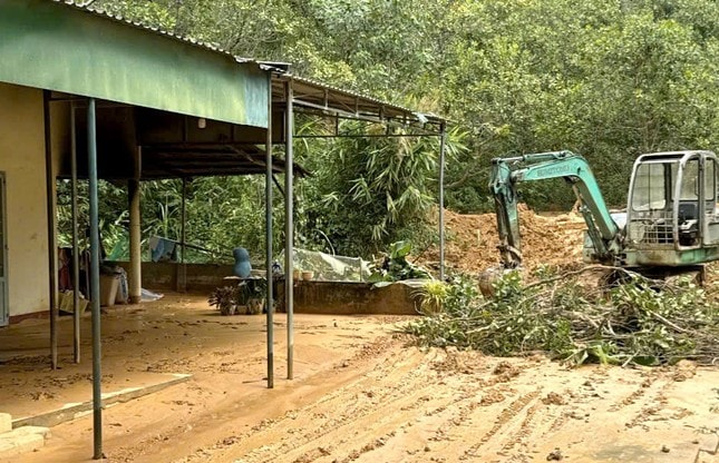 Một trường học ở Lâm Đồng có nguy cơ bị vùi lấp do đồi cao 70m sạt lở ảnh 1