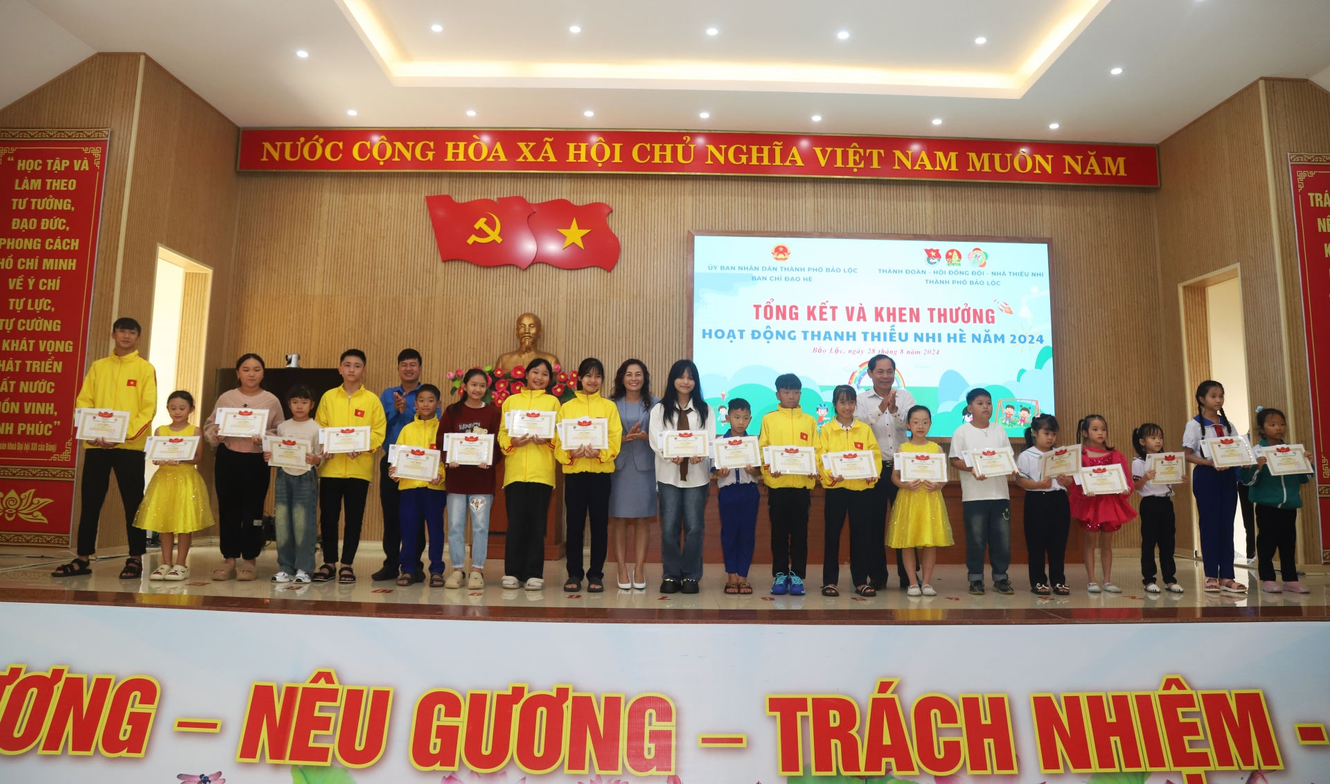 Khen thưởng các em học sinh, thiếu nhi đạt thành tích cao tại các lớp năng khiếu