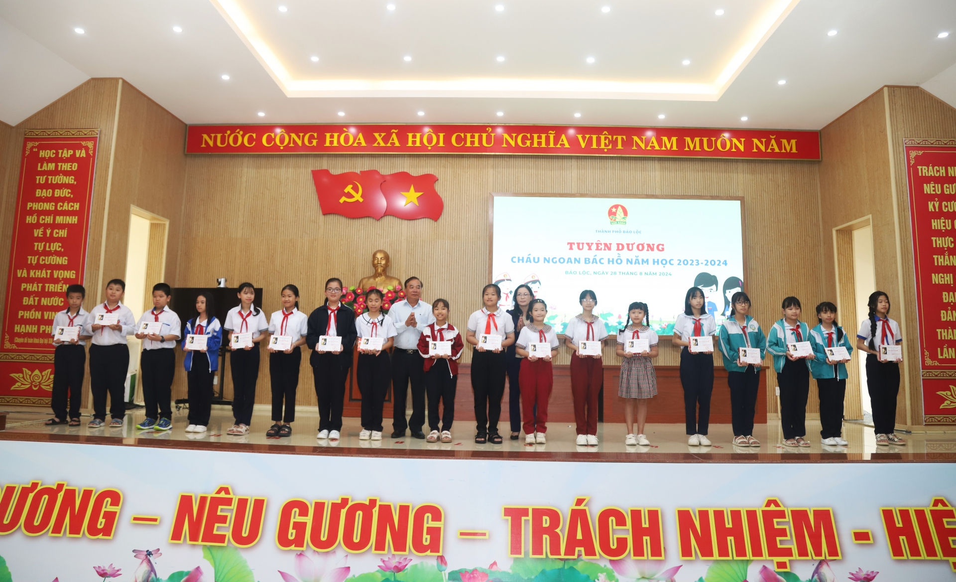 Các em học sinh, thiếu nhi được tuyên dương Cháu ngoan Bác Hồ