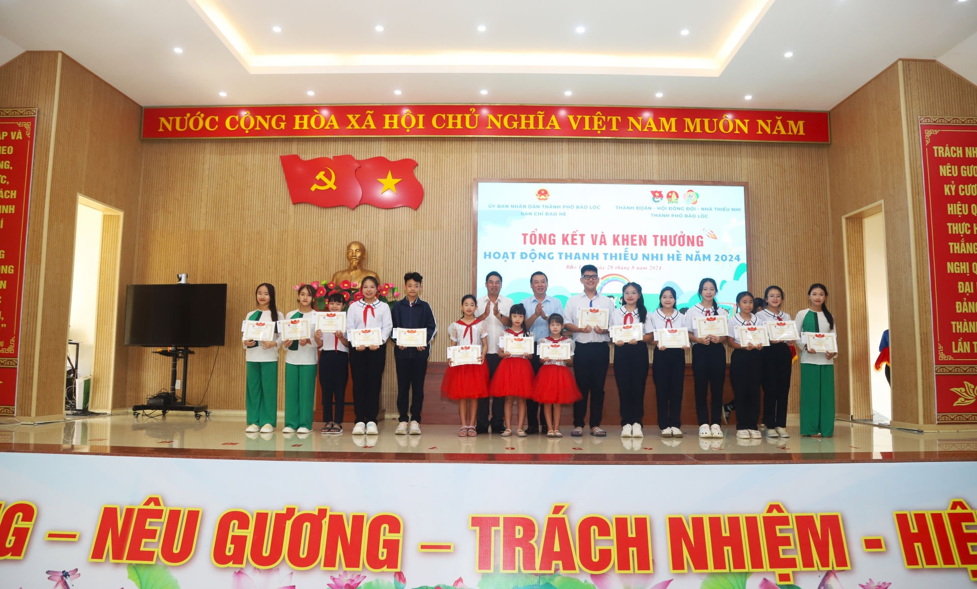Khen thưởng, tuyên dương các em đội viên, thiếu nhi tham gia các sân chơi lớn cấp tỉnh, khu vực và quốc gia