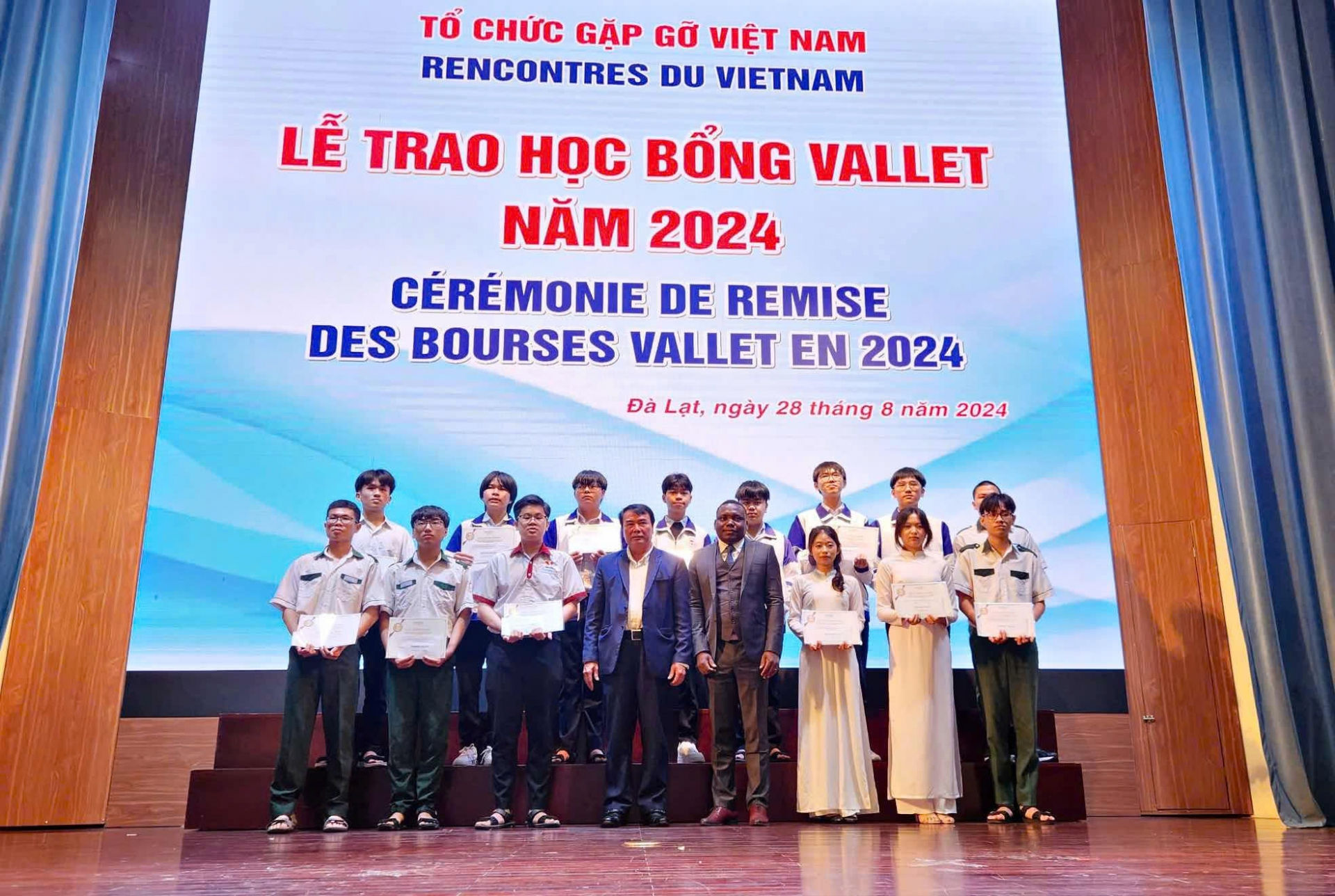 Đồng chí Phạm S và đại diện của Quỹ học bổng Vallet tặng học bổng cho các học sinh, sinh viên suất sắc.