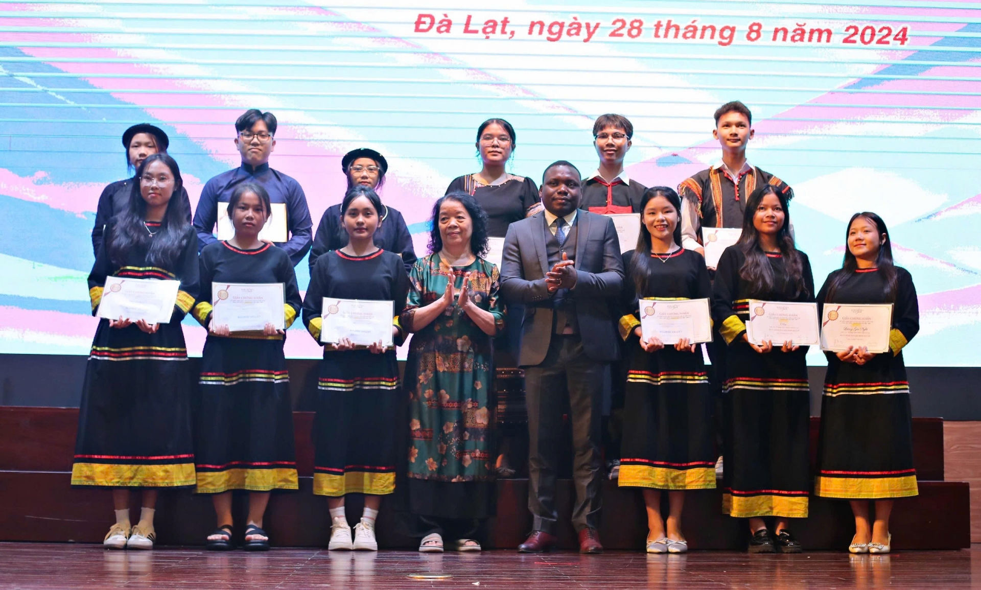 Rất đông các học sinh, sinh viên xuất sắc của khu vực Tây Nguyên và hai tỉnh Khánh Hòa, Ninh Thuận là người đồng bào dân tộc thiểu số.