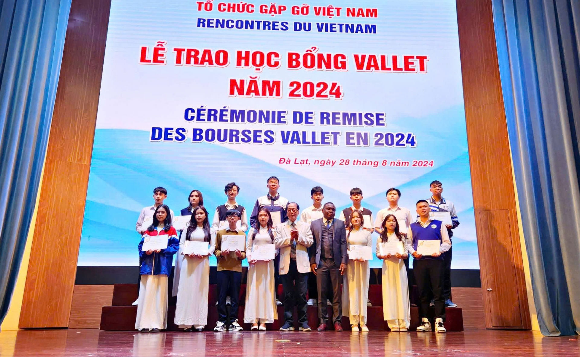 Học sinh, sinh viên Lâm Đồng tại lễ  nhận học bổng Vallet.