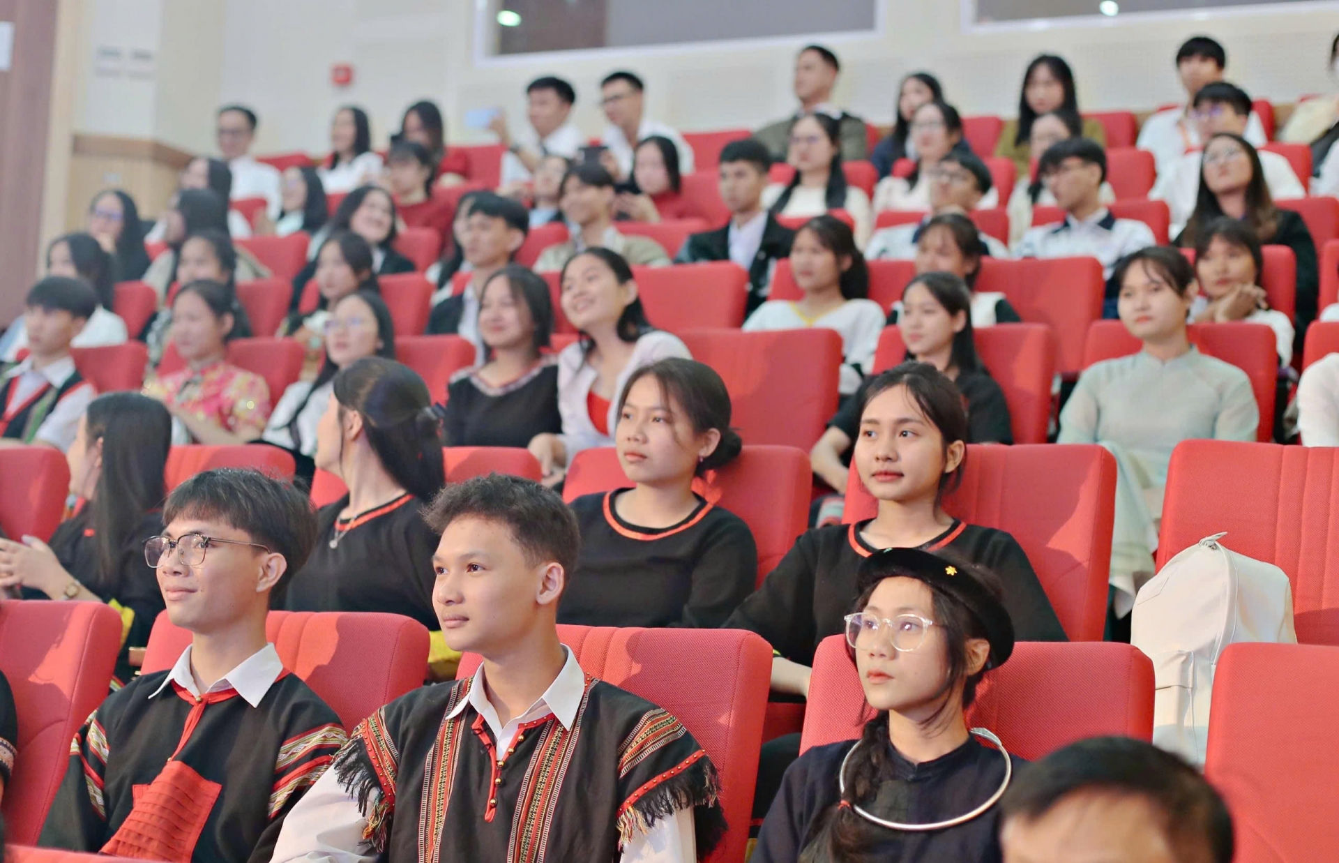 Các học sinh, sinh viên suất sắc của khu vực Tây Nguyên và hai tỉnh Khánh Hòa, Ninh Thuận trong lễ nhận học bổng Vallet.