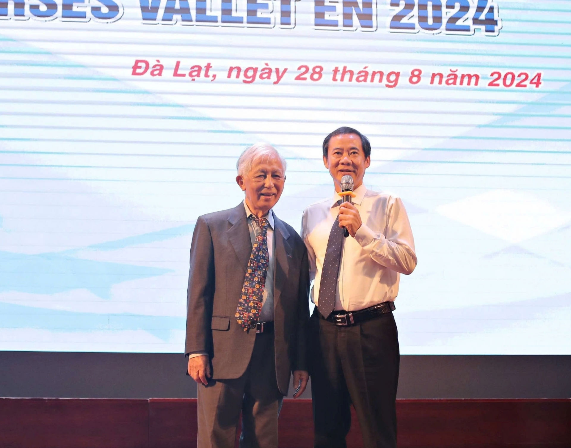 Đồng chí Nguyễn Thái Học - Quyền Bí thư Tỉnh ủy gửi lời cảm ơn đến Giáo sư Trần Thanh Vân và Quỹ học bổng Vallet.