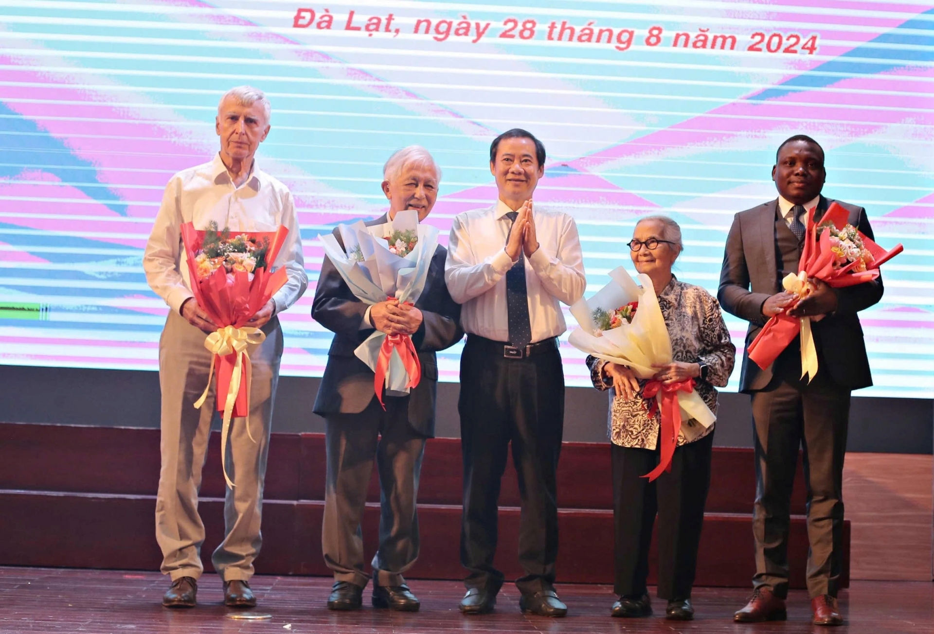 Đồng chí Nguyễn Thái Học tặng hoa cảm ơn đến Vợ chồng Giáo sư Trần Thanh Vân, Giáo sư Lê Kim Ngọc và đại diện của Quỹ học bổng Vallet.