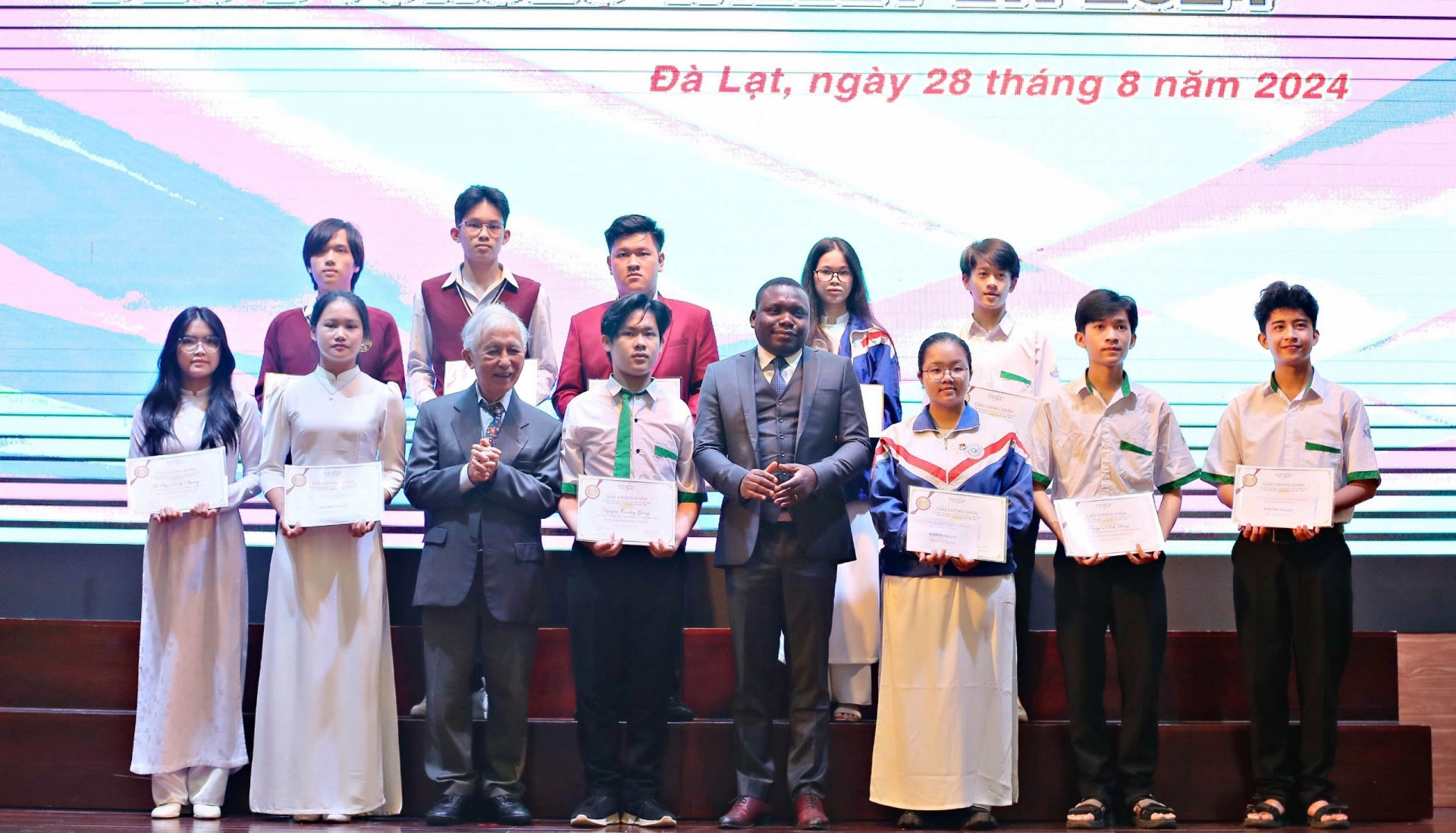 Giáo sư Trần Thanh Vân và đại diện của Quỹ học bổng Vallet tặng hoc bổng cho các học sinh, sinh viên xuất sắc của khu vực Tây Nguyên và hai tỉnh Khánh Hòa, Ninh Thuận.