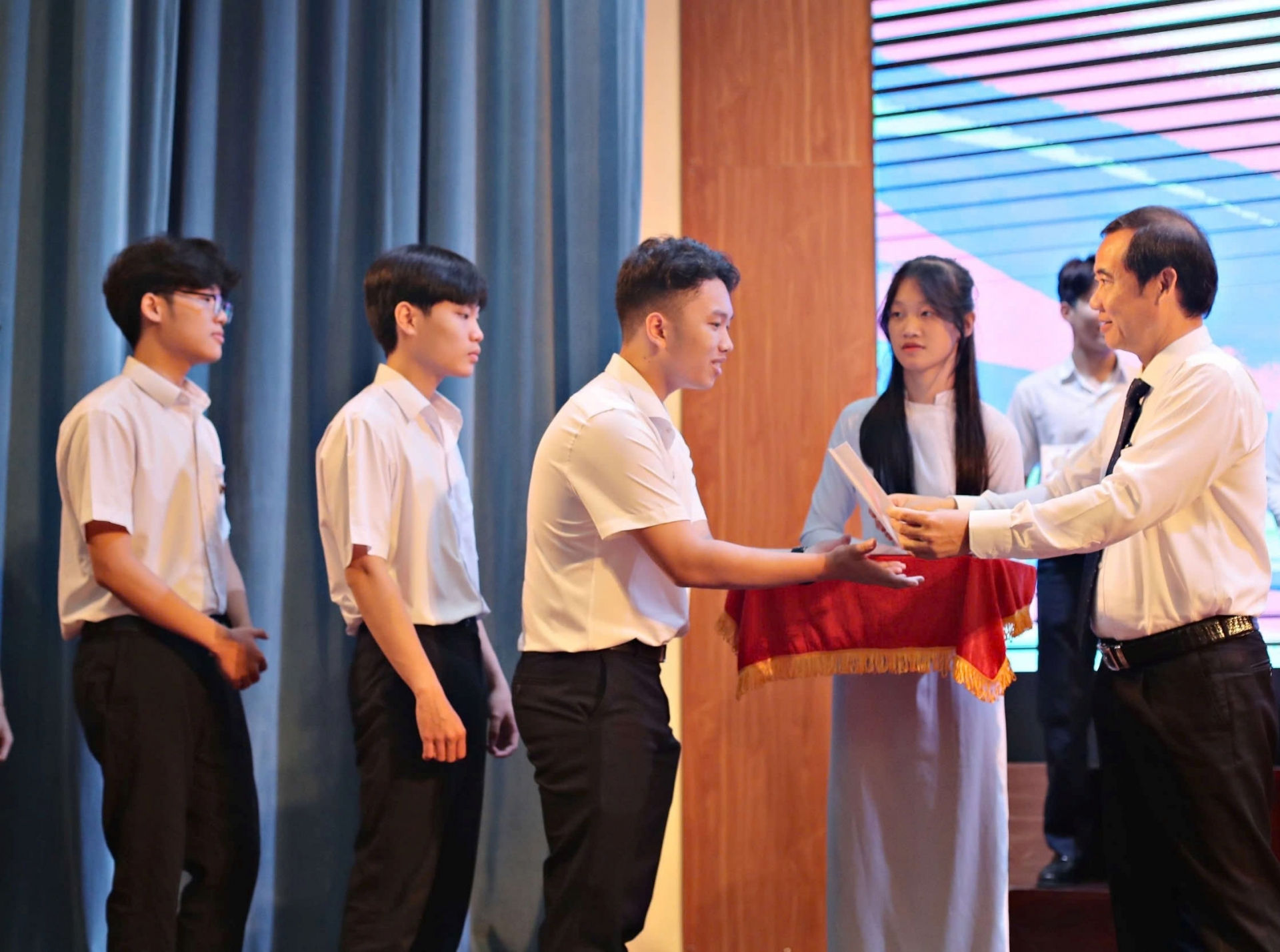 Đồng chí Quyền Bí thư Tỉnh ủy tặng hoc bổng cho các học sinh, sinh viên.