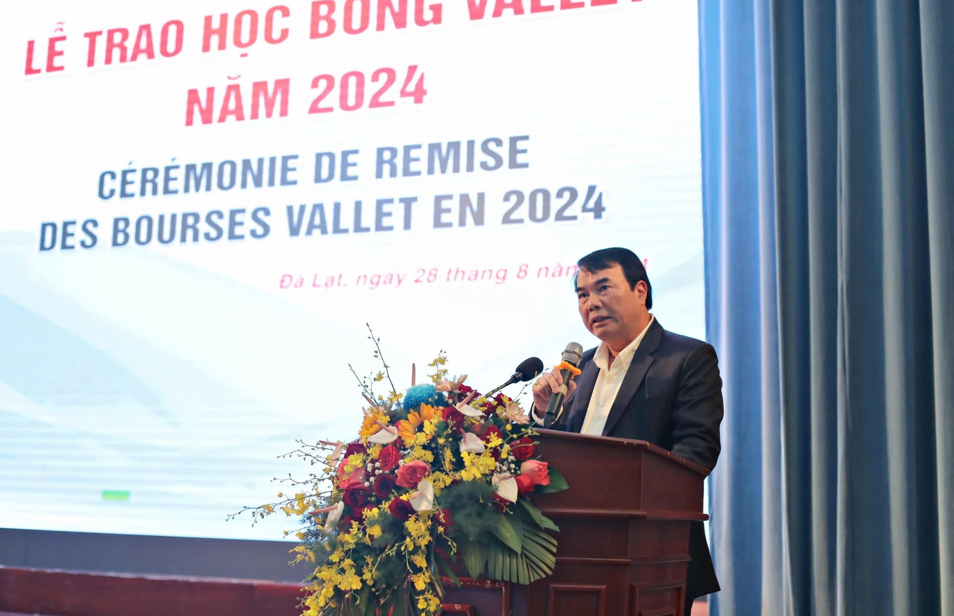 Phó Chủ tịch UBND tỉnh Phạm S gửi lời cảm ơn đến Tổ chức Khoa học Giáo dục Gặp gỡ Việt nam và Quỹ học bổng Vallet.