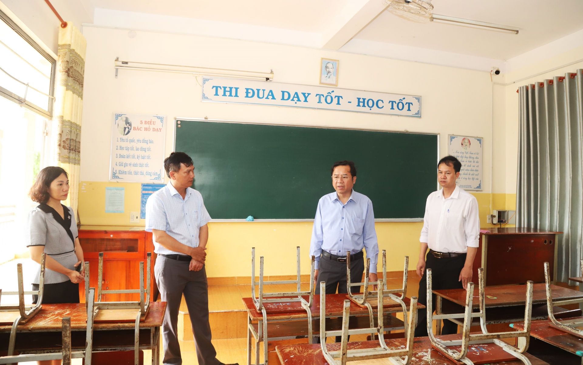 Bí thư Thành ủy Bảo Lộc Tôn Thiện Đồng kiểm tra công tác chuẩn bị cho năm học mới tại trường THCS Trần Quốc Toản (xã Đam Bri)
