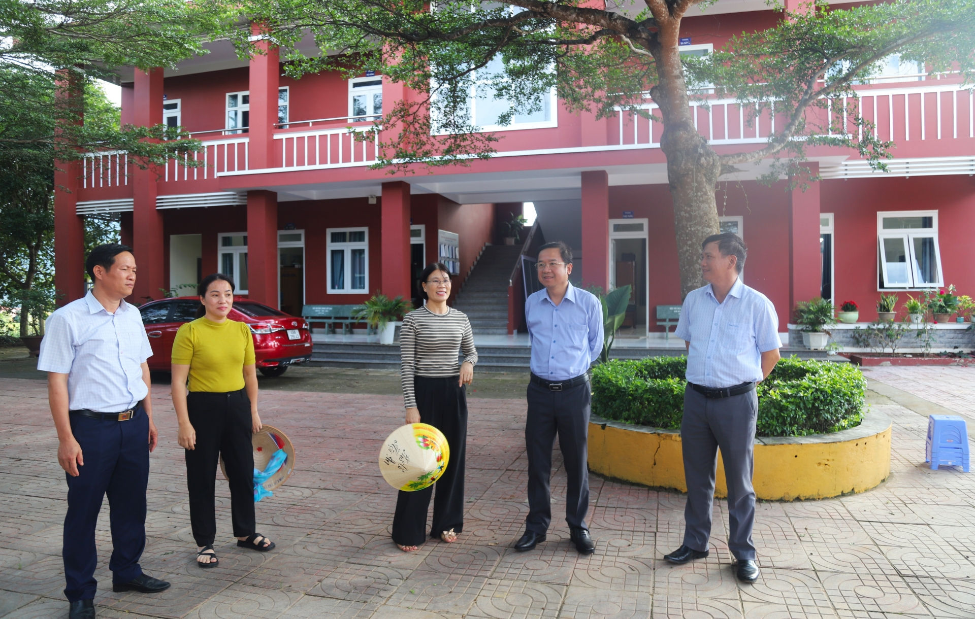 Đồng chí Tôn Thiện Đồng - Bí thư Thành ủy Bảo Lộc kiểm tra công tác chuẩn bị cho năm học mới tại trường Tiểu học Lộc Sơn 2