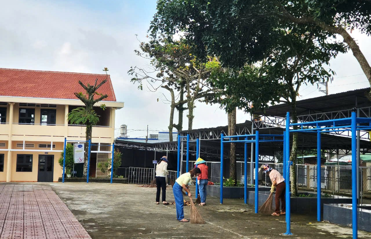 Công tác dọn vệ sinh trường, lớp tạo cảnh quan sư phạm sạch, đẹp đang được các trường học trên địa bàn TP Bảo Lộc tập trung triển khai chào đón năm học mới