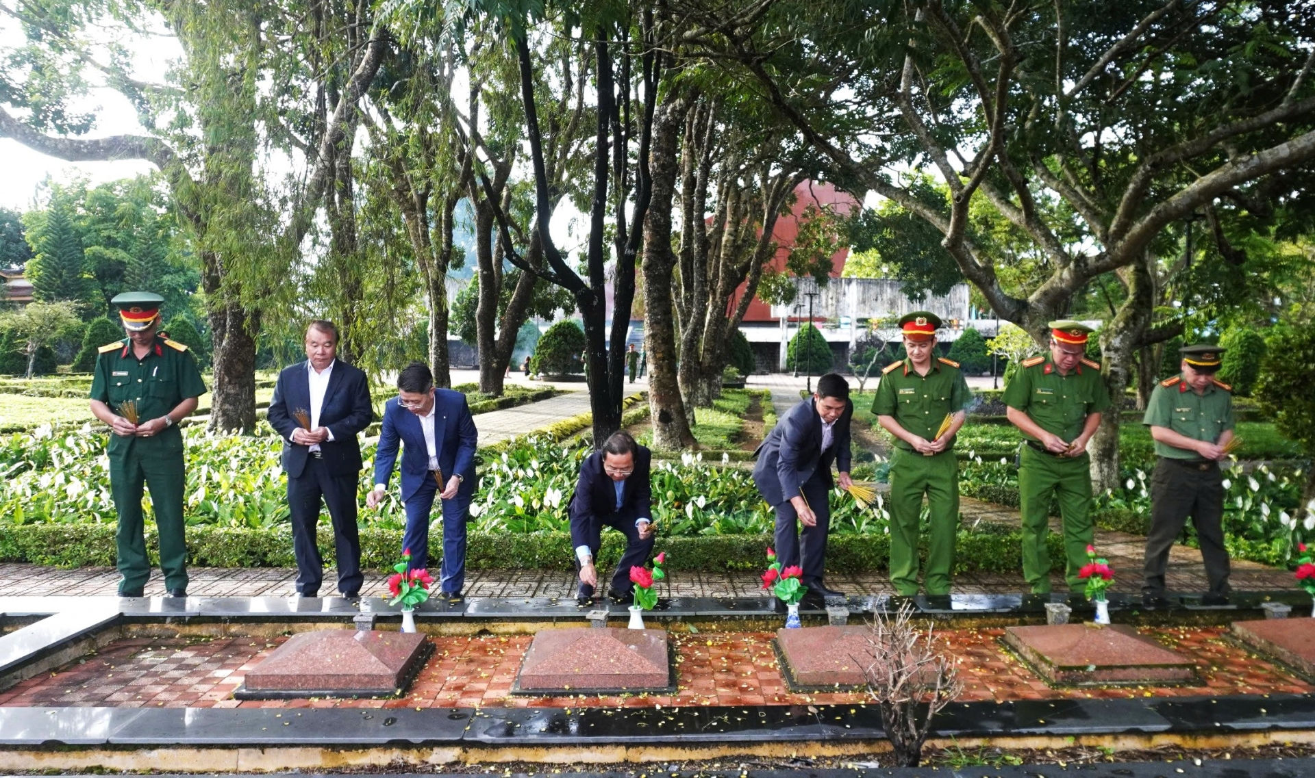 Các đồng chí lãnh đạo TP Bảo Lộc dâng hương tại phần mộ các Anh hùng liệt sĩ