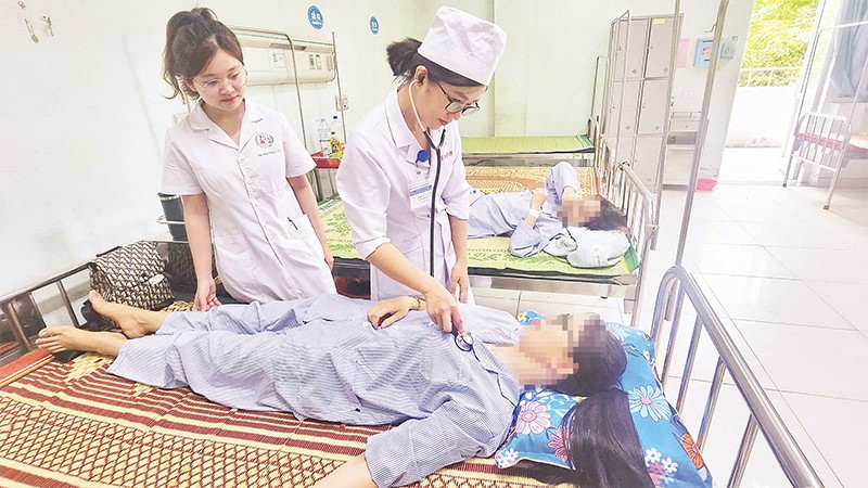 Các thầy thuốc Trung tâm Y tế huyện Sông Lô thăm khám cho bệnh nhân.