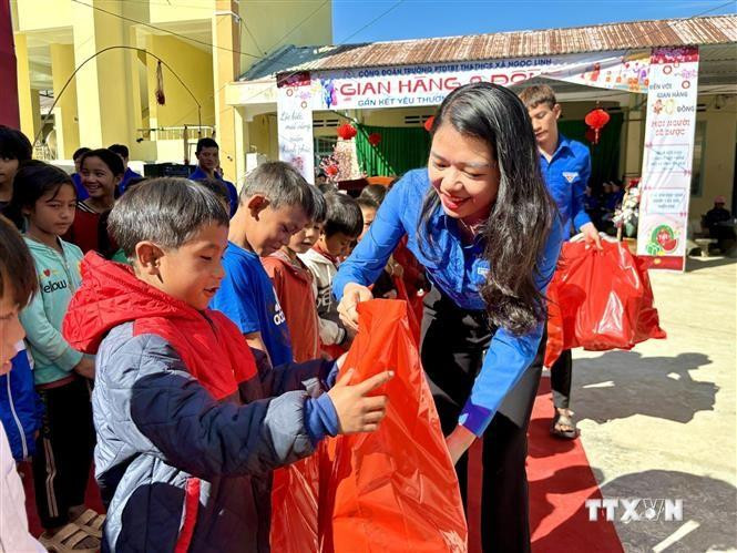 Tỉnh đoàn Kon Tum tặng quà cho học sinh vùng dân tộc thiểu số tại xã Ngọc Linh, huyện Đăk Glei.