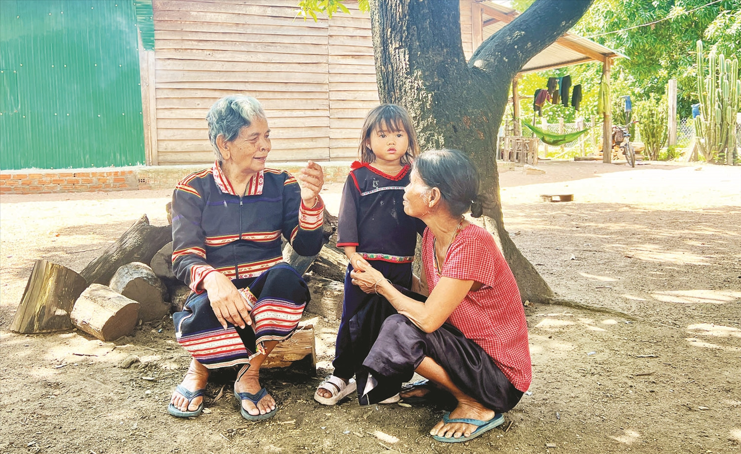 Già làng, Người có uy tín Ksor H’Blâm tuyên truyền dân làng không cho con cái tảo hôn, tập trung làm ăn, cho con đi học cái chữ