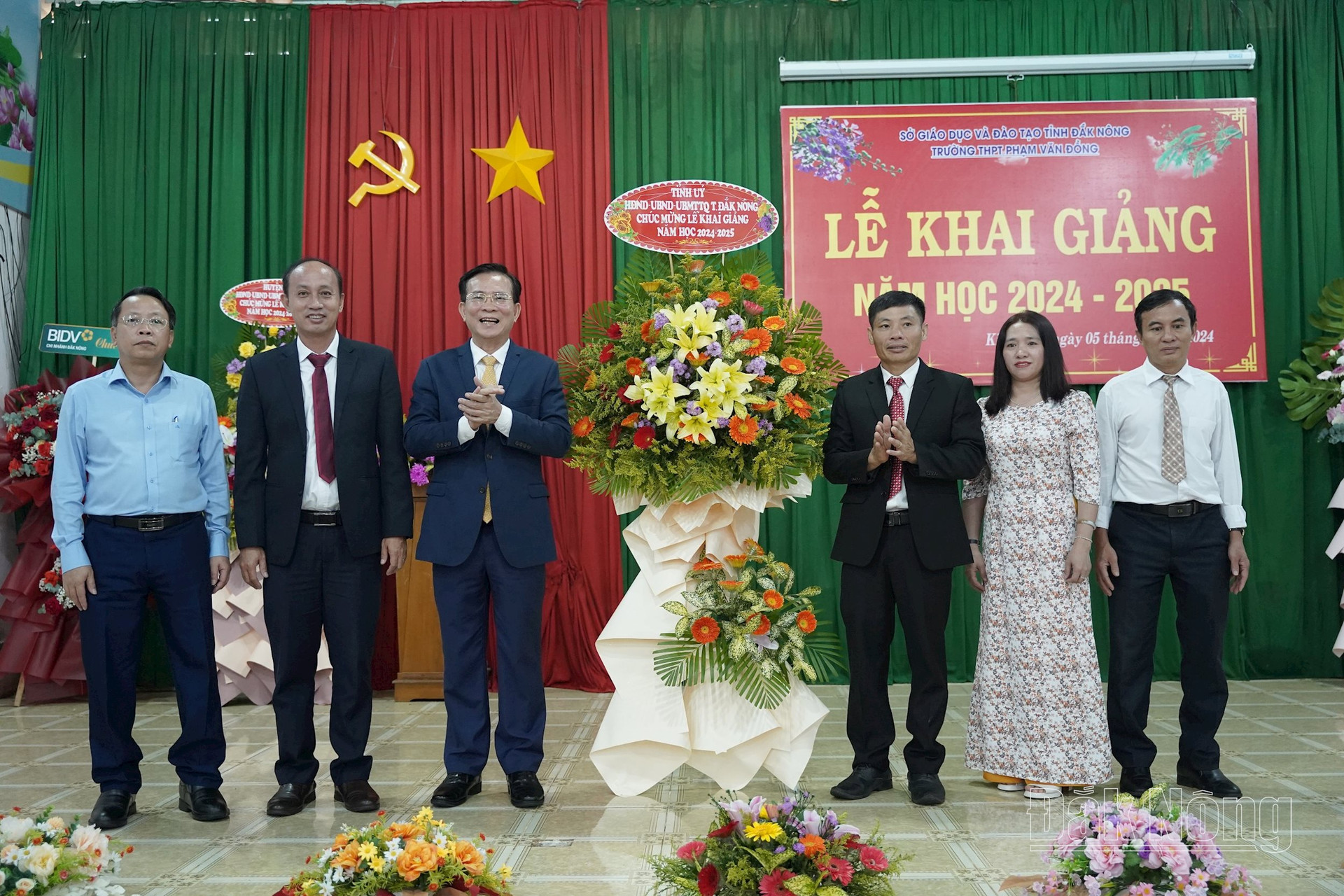 Lãnh đạo tỉnh tặng hoa chúc mừng nhà trường năm học mới